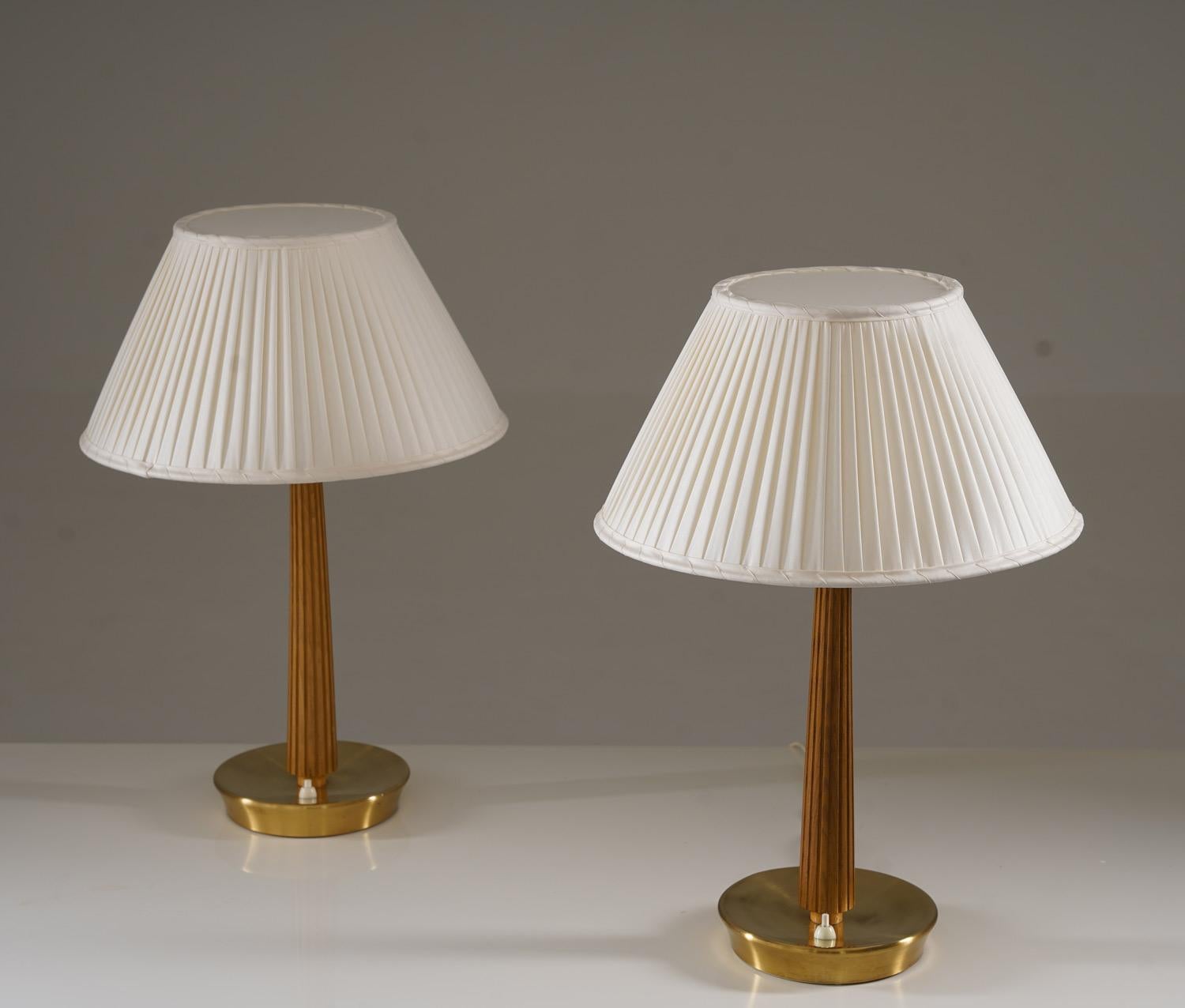 Pareja de lámparas de mesa de ASEA, Suecia, hacia 1950
Este par de lámparas de mesa suecas fueron fabricadas por ASEA hacia 1950 y reflejan la refinada sencillez del diseño escandinavo de mediados de siglo. Cada lámpara presenta un tallo estriado de