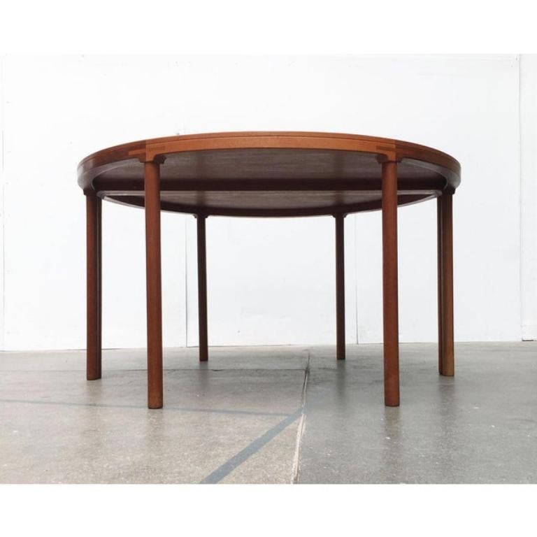 Deux rares consoles en teck.

Un design de table dans des matériaux et une fabrication de haute qualité. Utilisation élégante et sobre de la forme. Ces deux tableaux ont une fonction particulière. Elles peuvent être utilisées comme table de console