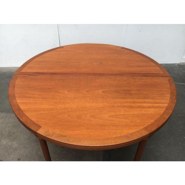 Table de salle à manger scandinave en teck du milieu du siècle en vente 3