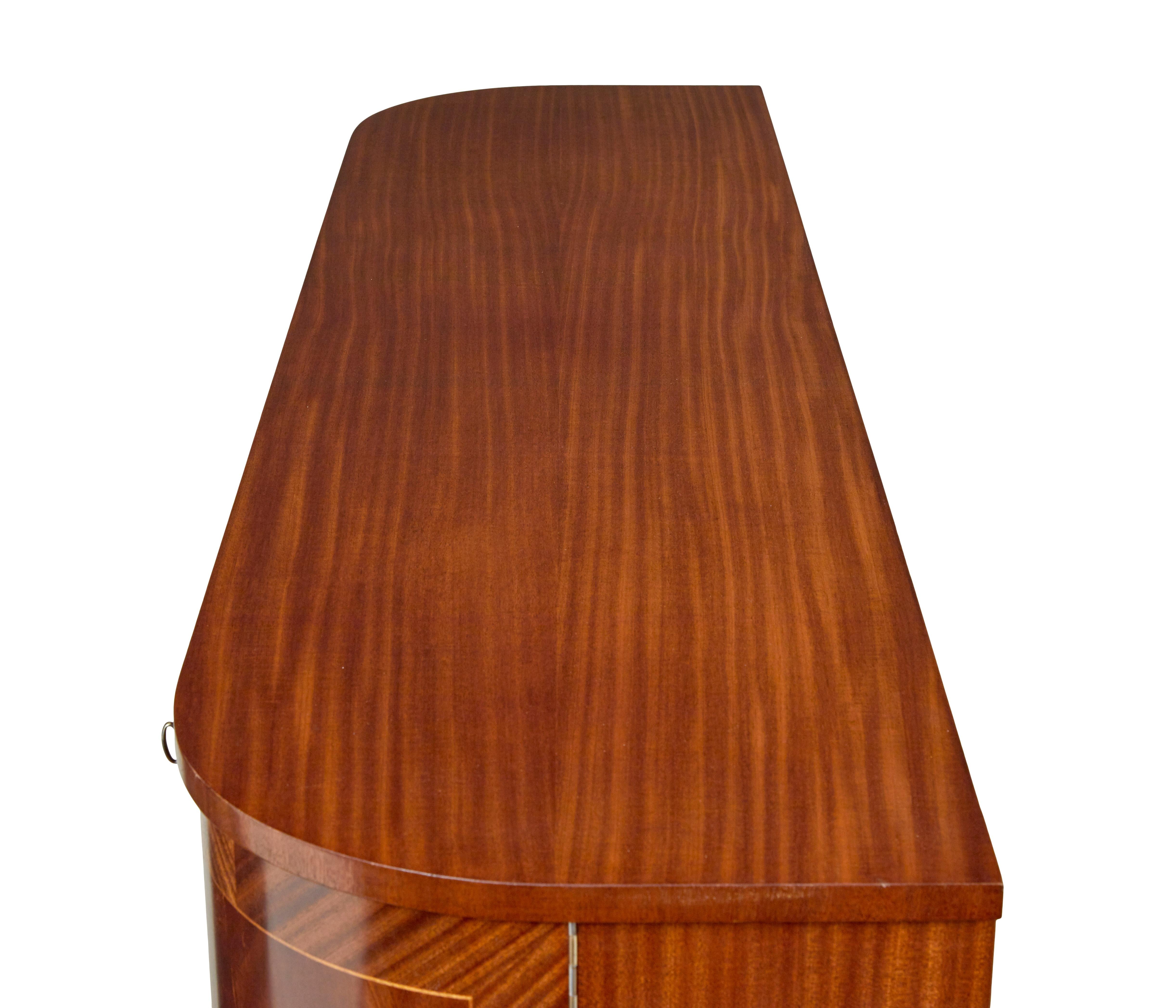 Credenza scandinava di metà secolo in teak intarsiato in vendita 2
