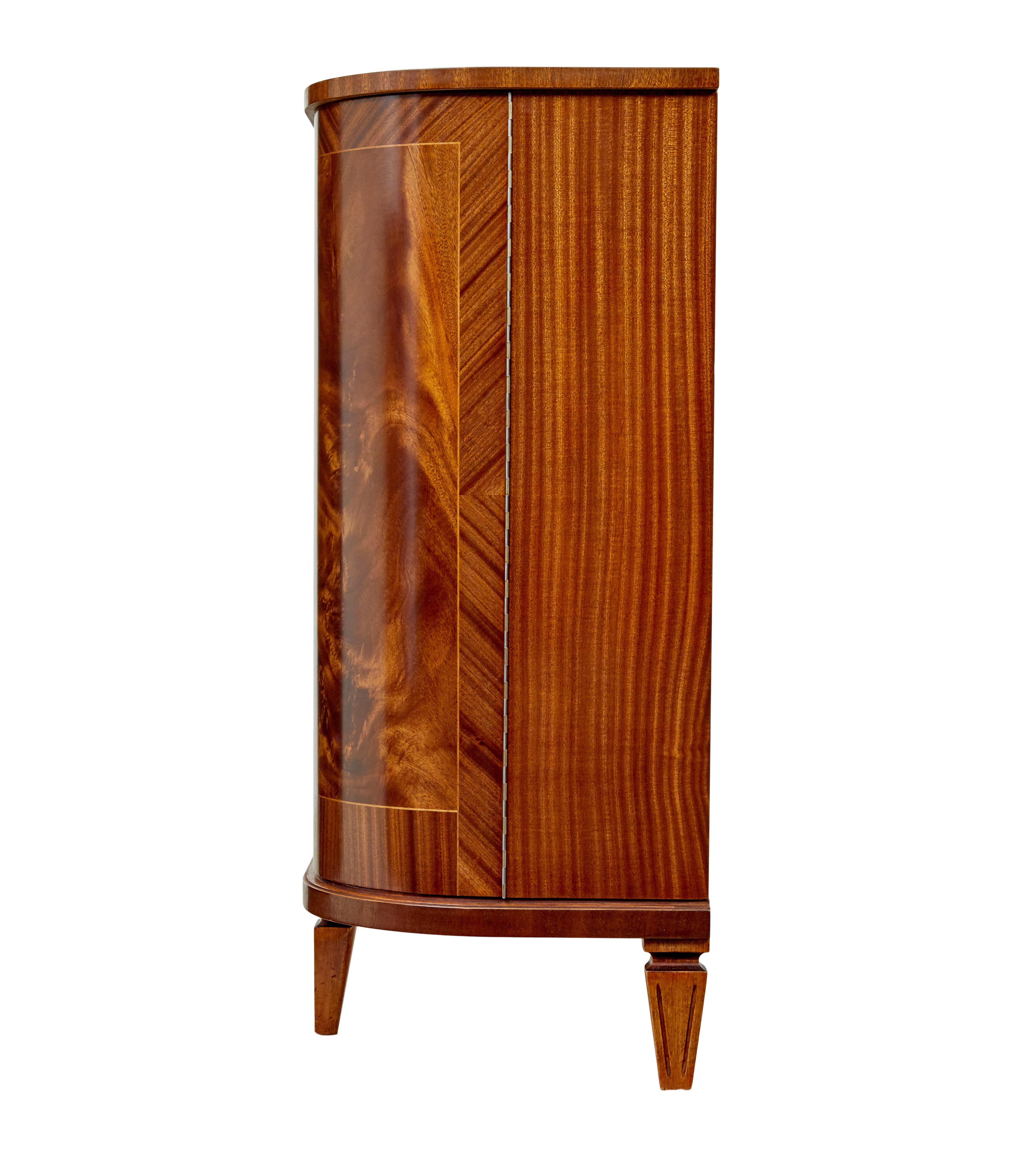 Intagliato a mano Credenza scandinava di metà secolo in teak intarsiato in vendita