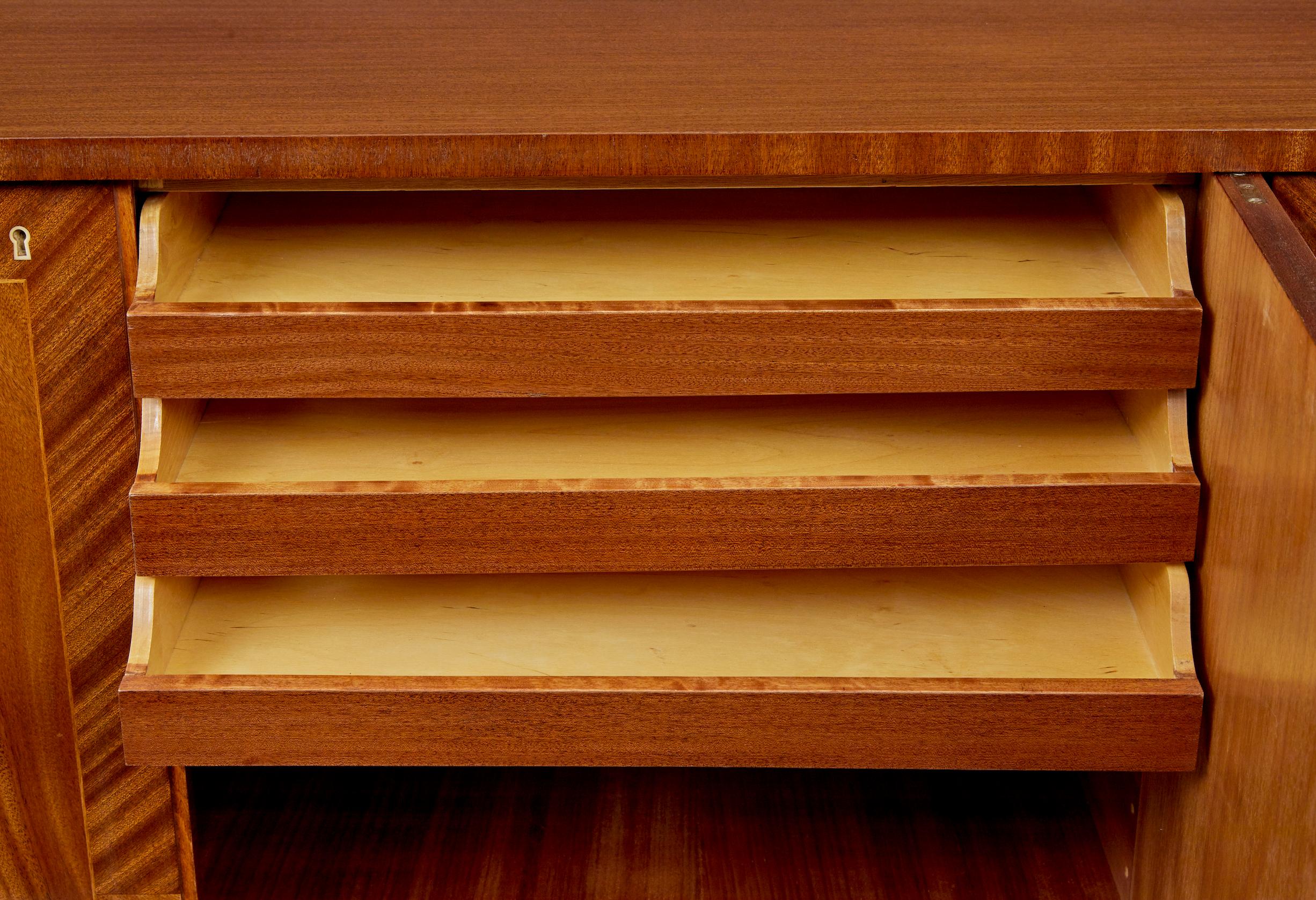 Credenza scandinava di metà secolo in teak intarsiato in vendita 1