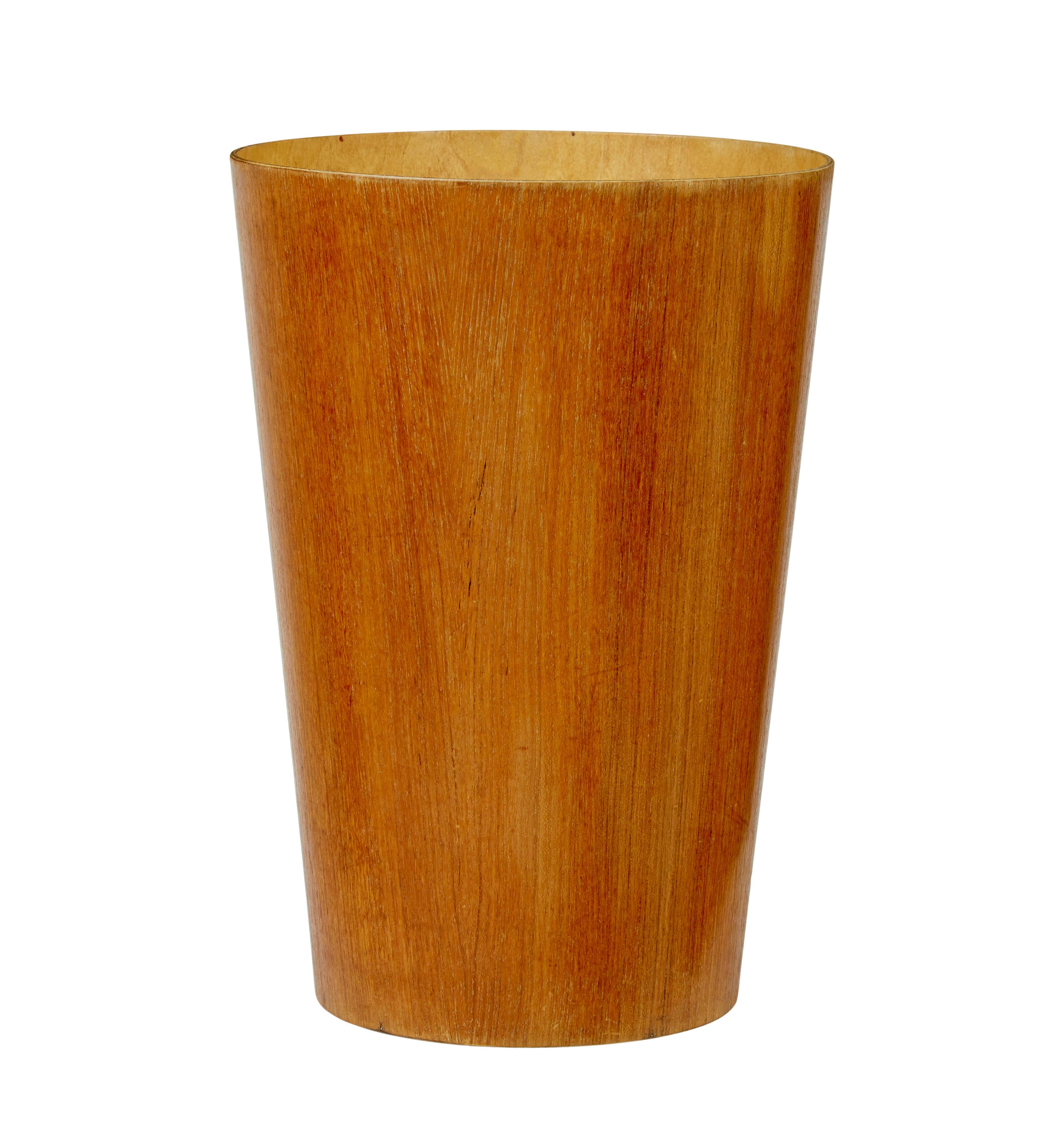 Cestino scandinavo di metà secolo in multistrato di teak Servex, circa 1960.

Un esempio di buona qualità del design di Martin Aberg, prodotto da Servex.

Il multistrato di teak sagomato all'esterno e l'interno di betulla più chiara in leggero