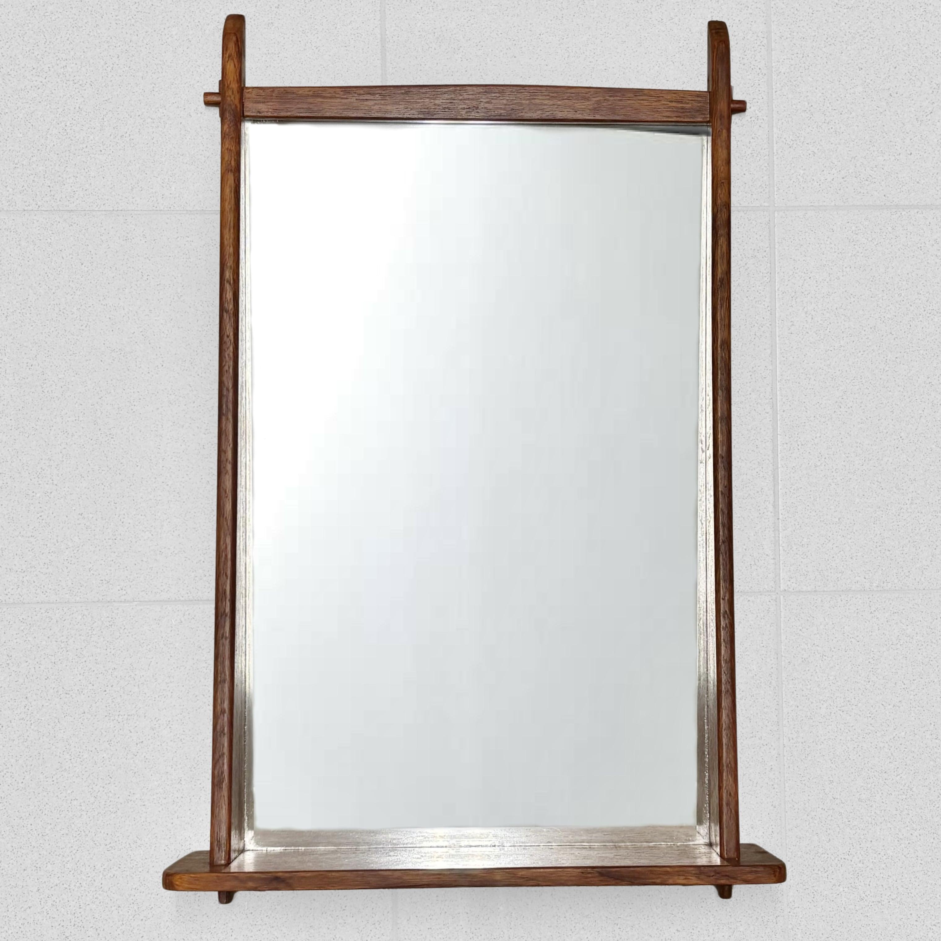 Suédois Miroir mural scandinave en teck du milieu du siècle avec étagère, Suède, années 1950 en vente