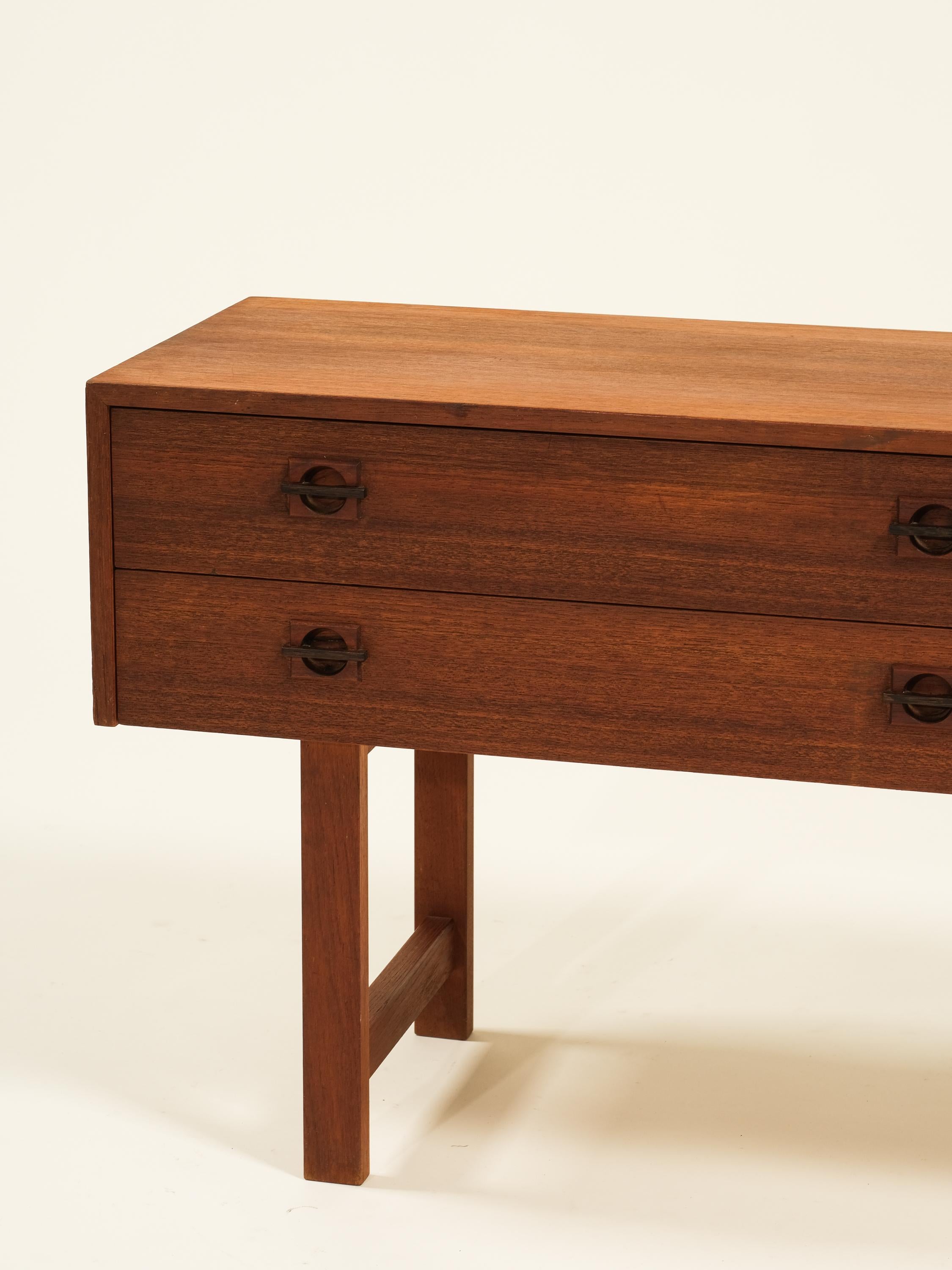 Consola escandinava de tres cajones de madera de teca de mediados de siglo Escandinavo moderno en venta