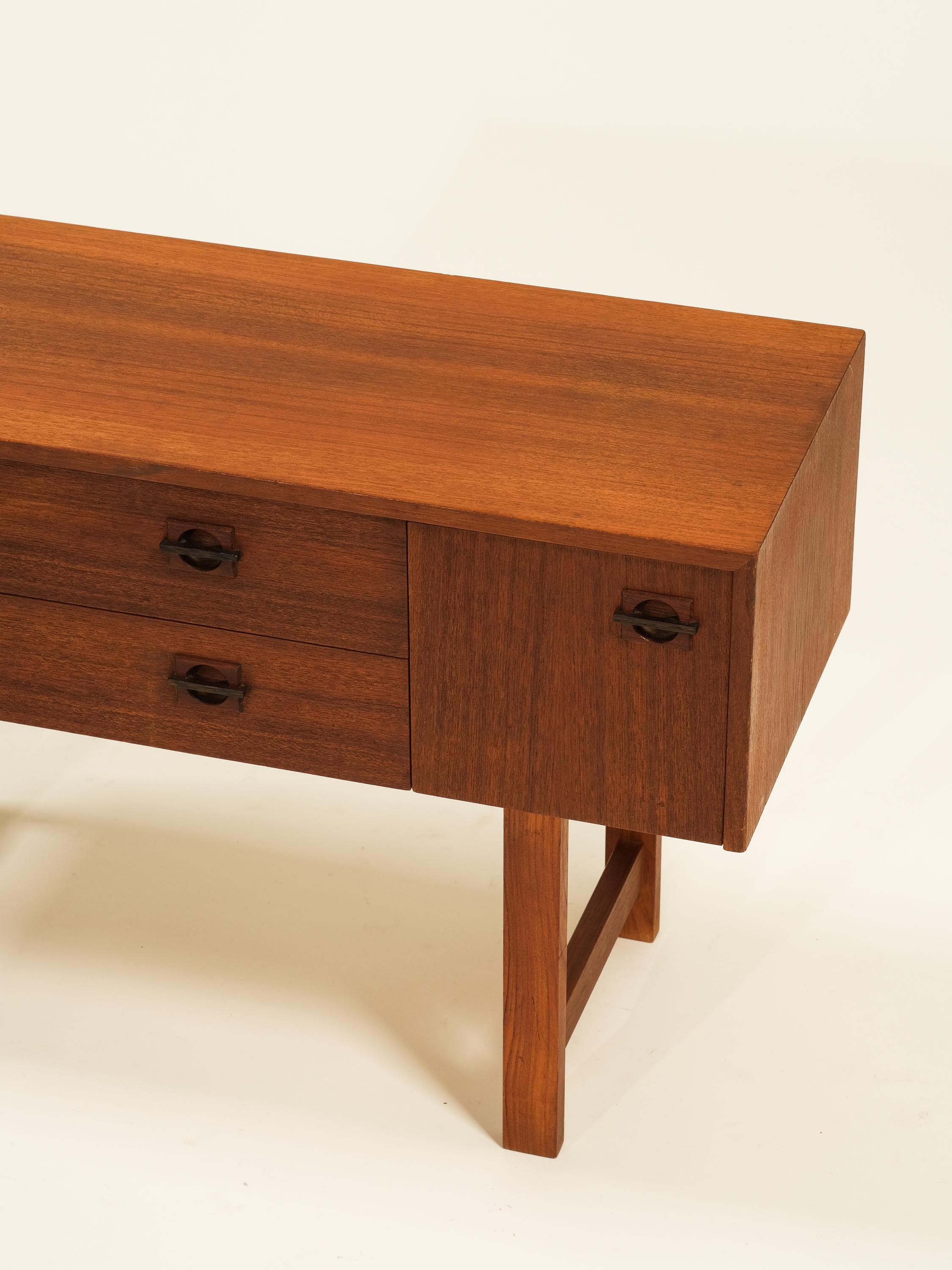Consola escandinava de tres cajones de madera de teca de mediados de siglo Sueco en venta