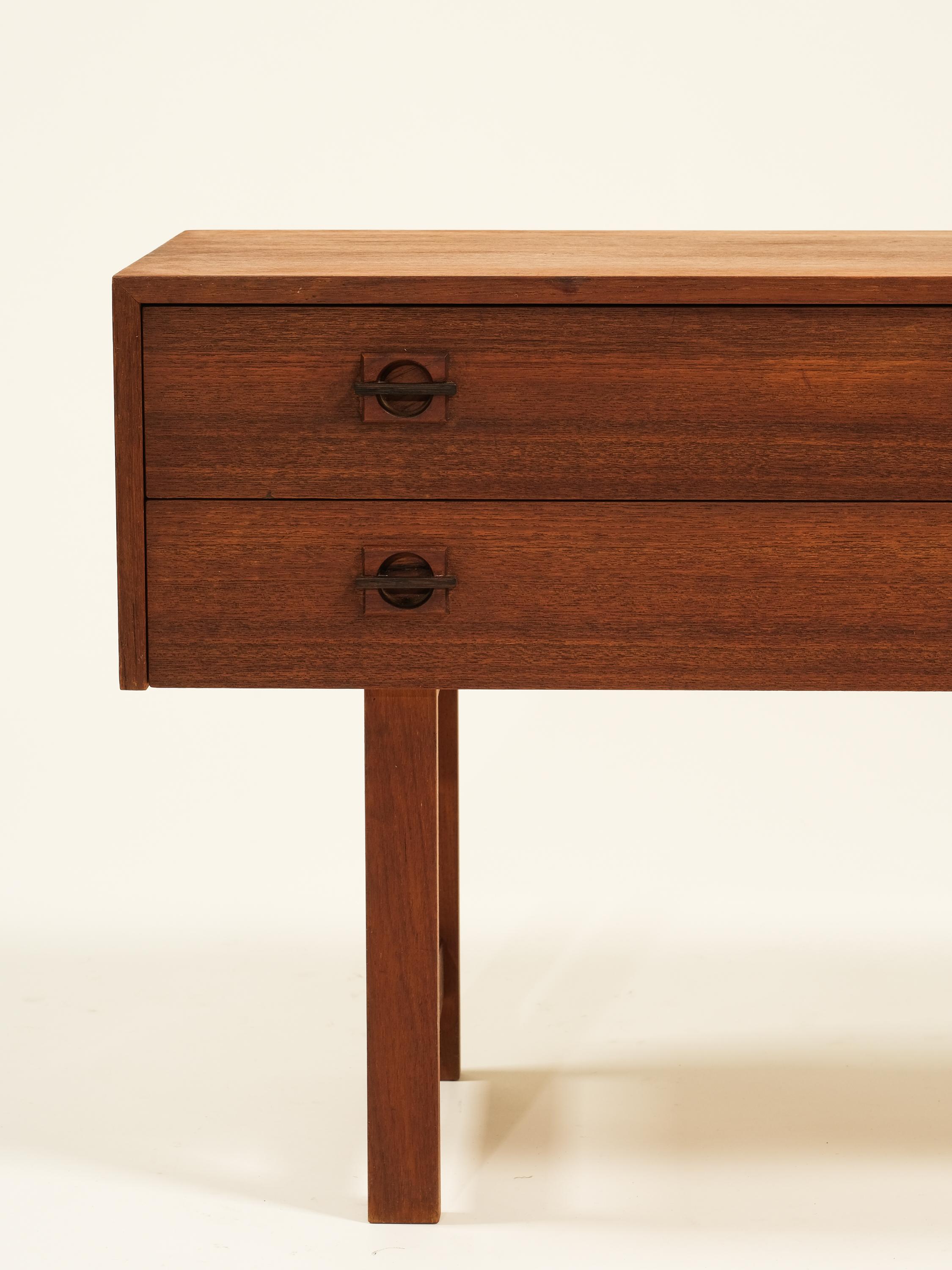 Consola escandinava de tres cajones de madera de teca de mediados de siglo en Bueno estado para la venta en Karis, Nyland
