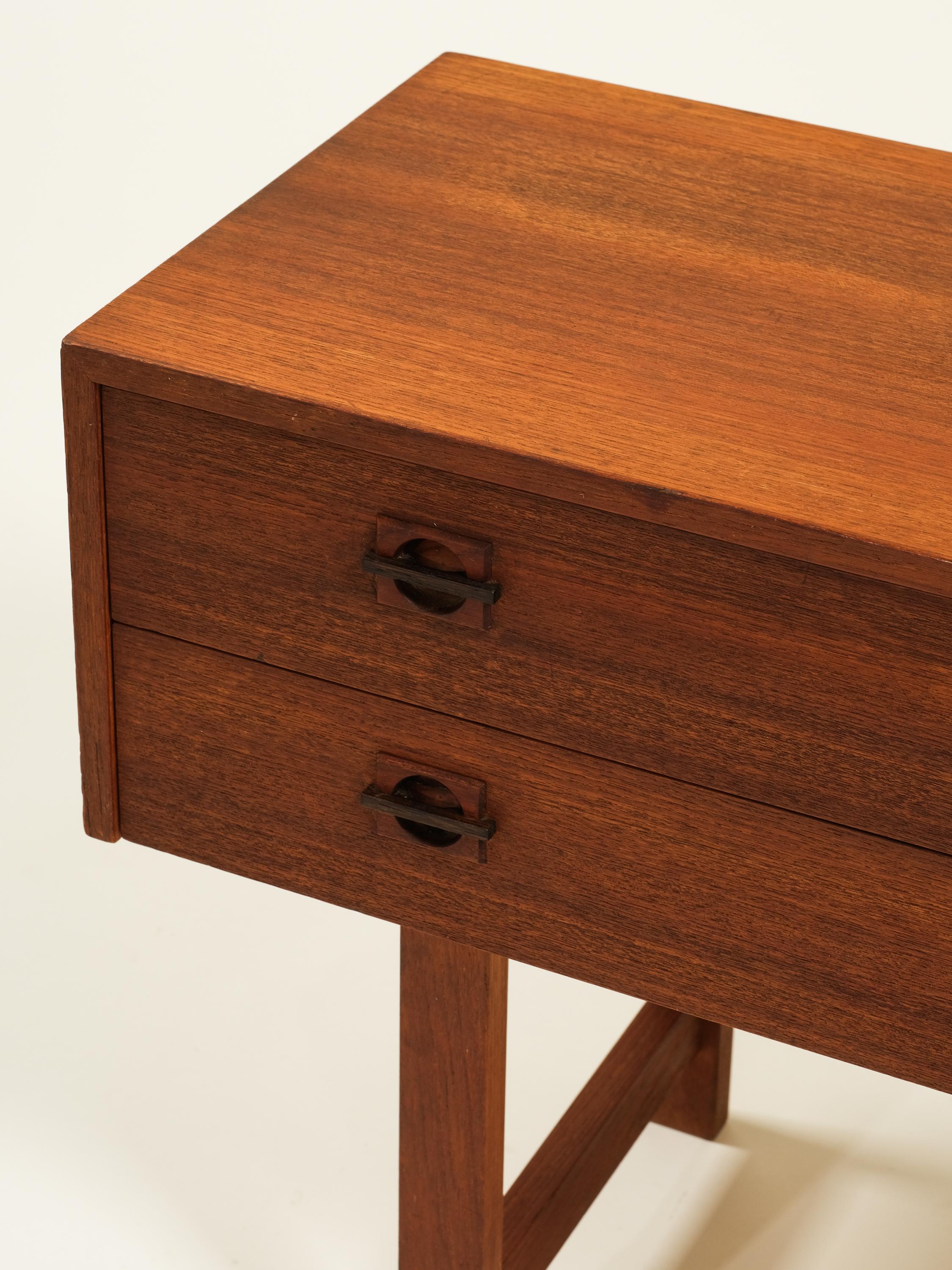 Consola escandinava de tres cajones de madera de teca de mediados de siglo mediados del siglo XX en venta