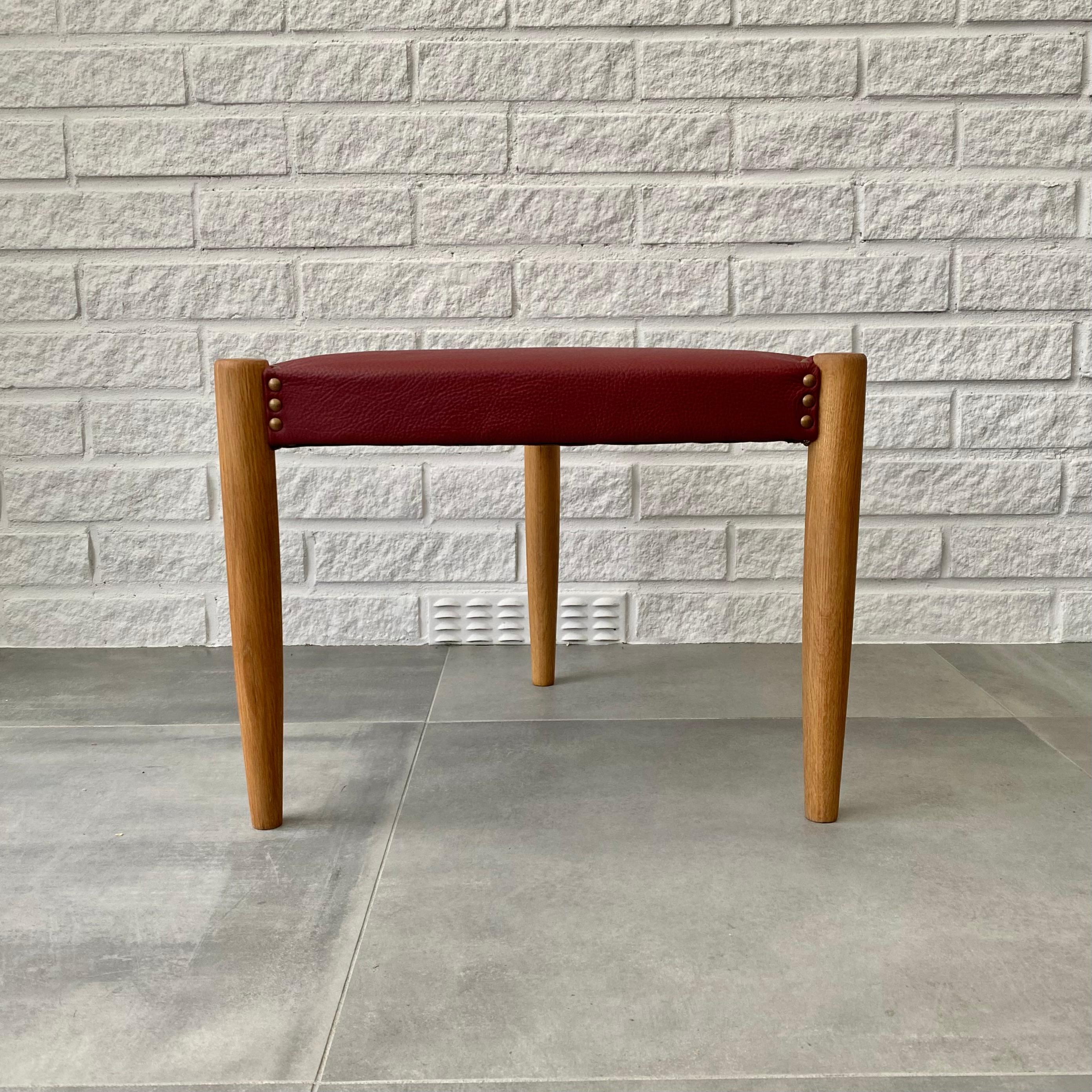 Scandinavian Modern Scandinavian mid-century triangular stool, oak and leather, Sweden, 1960s For Sale