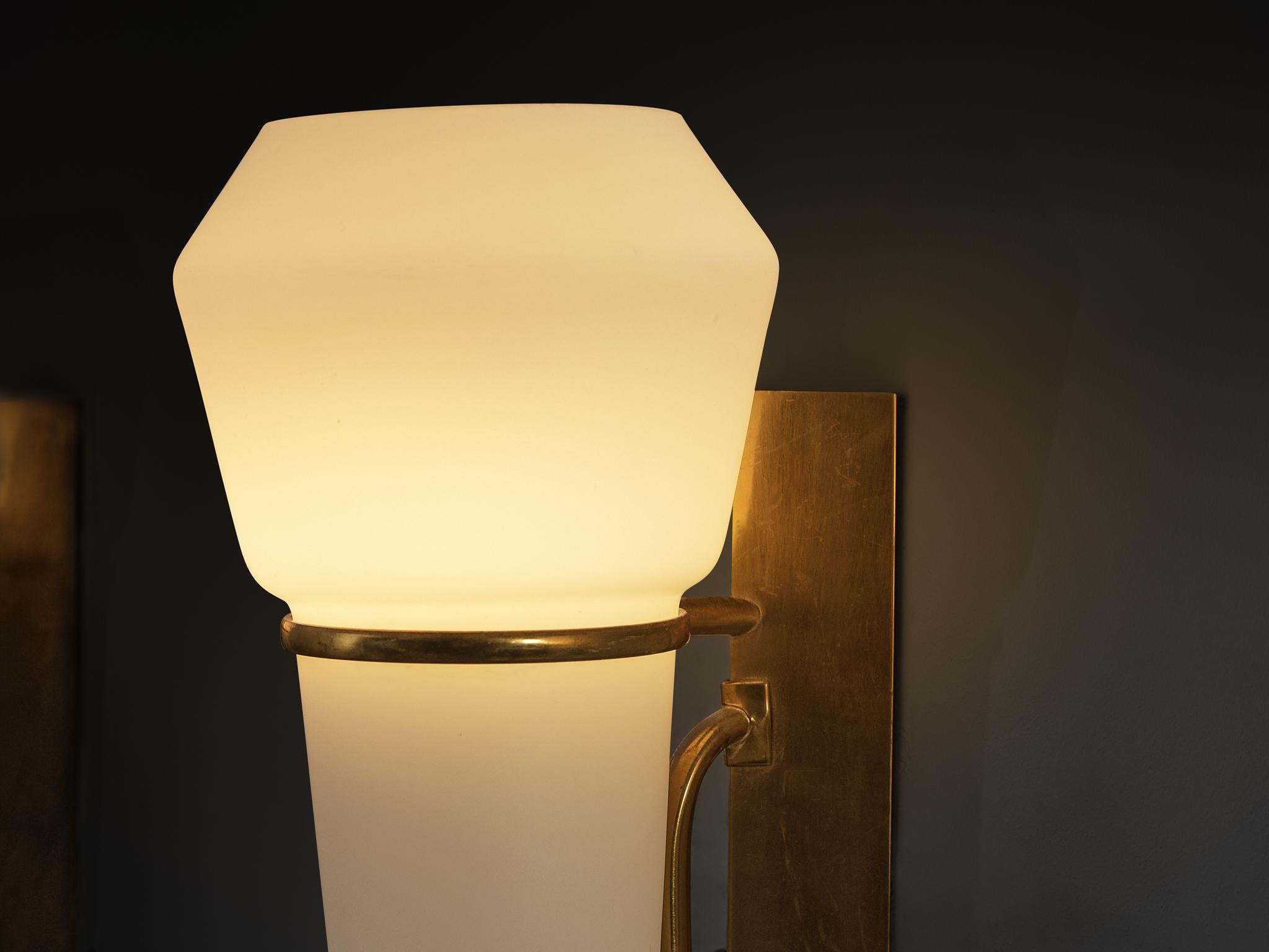 Skandinavische Mid-Century-Wandleuchten aus Opalglas und Messing (Skandinavische Moderne) im Angebot