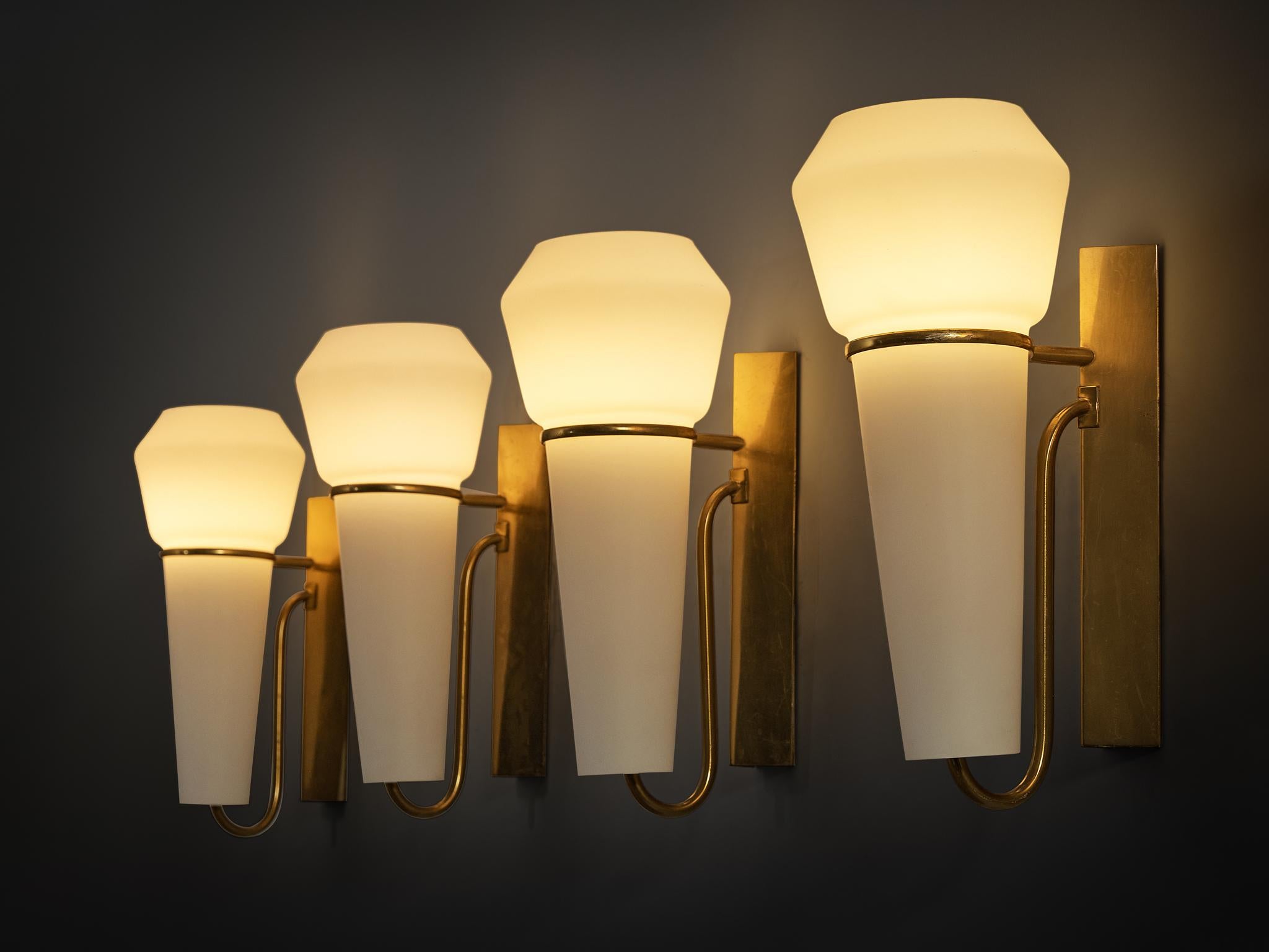 Skandinavische Mid-Century-Wandleuchten aus Opalglas und Messing (Mitte des 20. Jahrhunderts) im Angebot