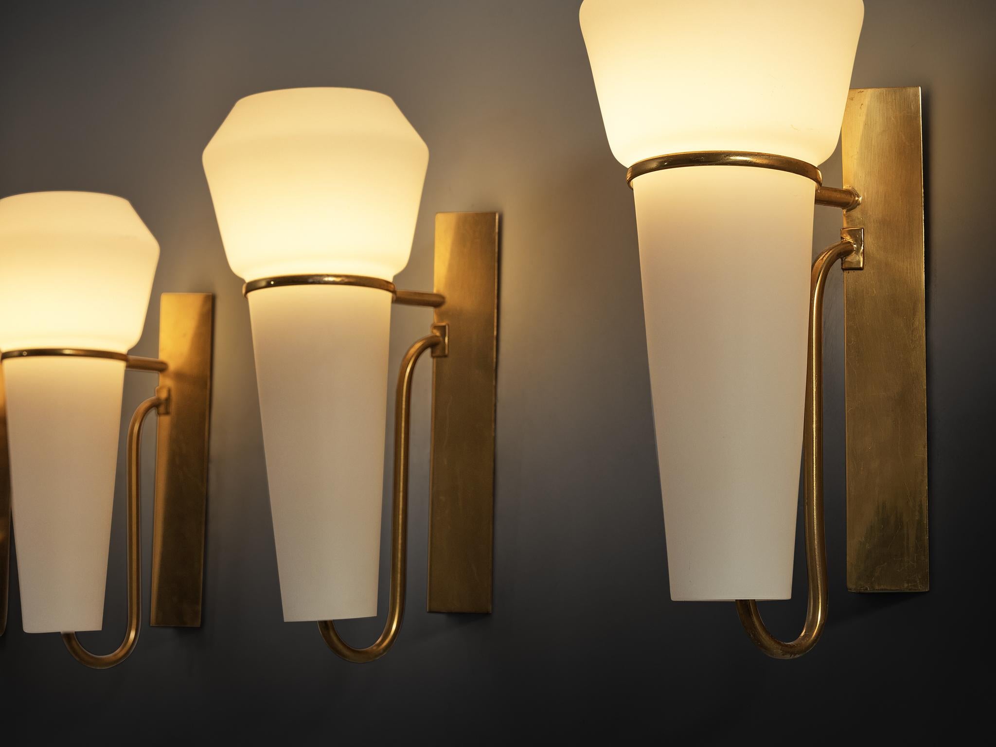 Skandinavische Mid-Century-Wandleuchten aus Opalglas und Messing im Angebot 1