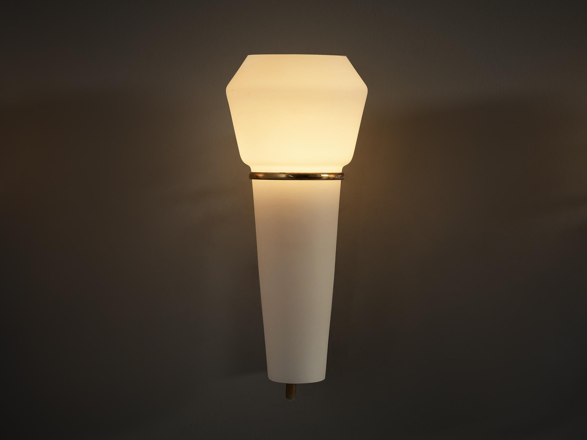 Skandinavische Mid-Century-Wandleuchten aus Opalglas und Messing im Angebot 2