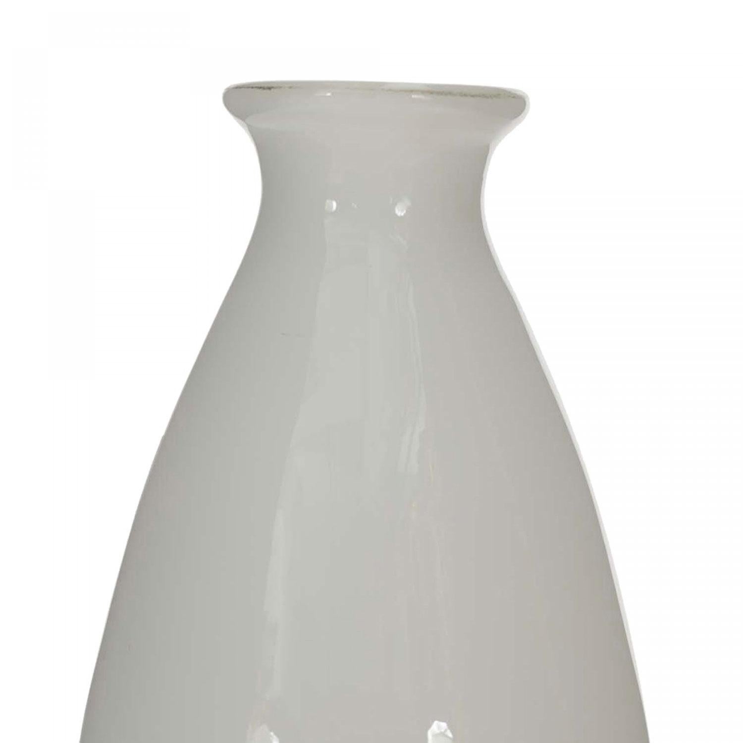 Vaso a bocciolo affusolato in vetro bianco di metà secolo scandinavo con bordo svasato