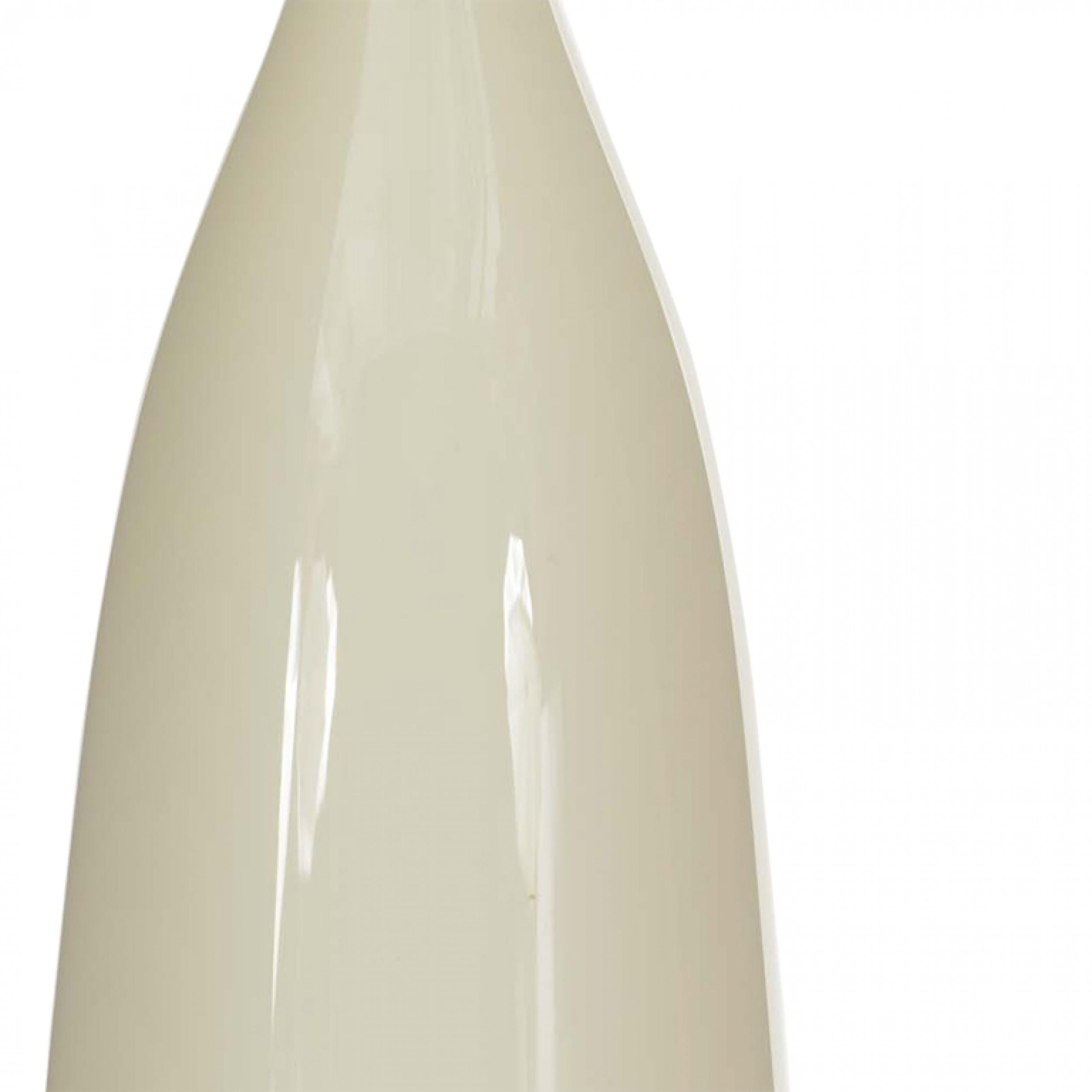 Vaso di gemme in vetro bianco a forma di bottiglia alta in stile metà secolo scandinavo con un collo lungo e stretto.