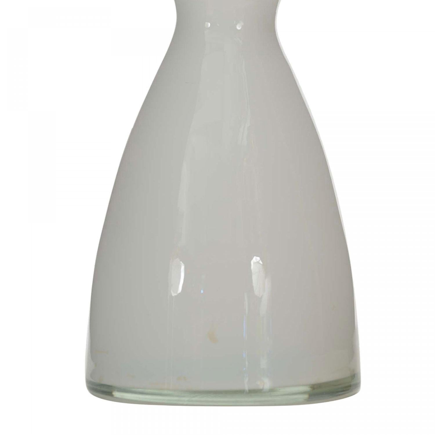 Scandinavo Vaso a bocciolo in vetro bianco scandinavo di metà secolo in vendita