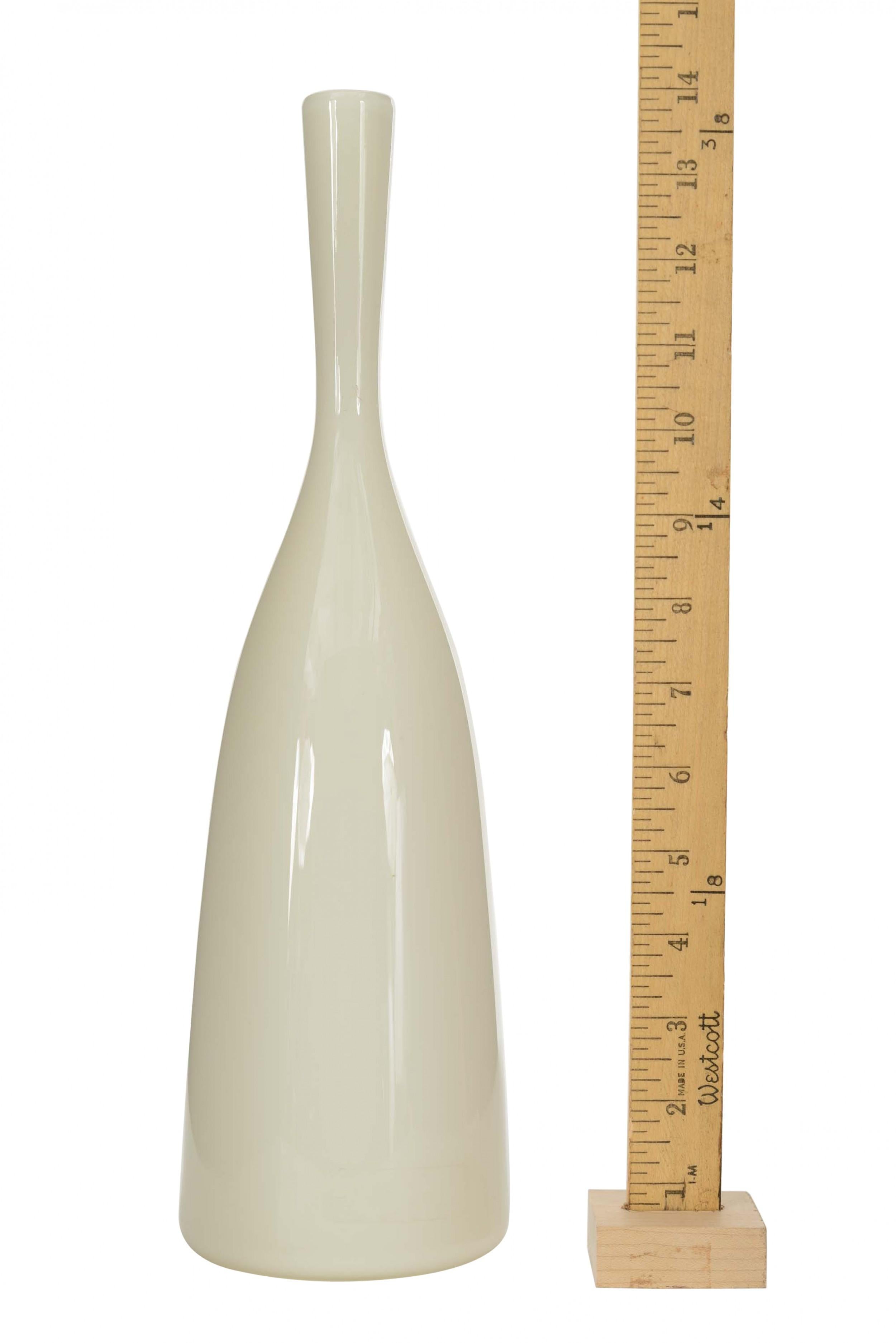 Scandinavo Vaso a bocciolo in vetro bianco scandinavo di metà secolo in vendita