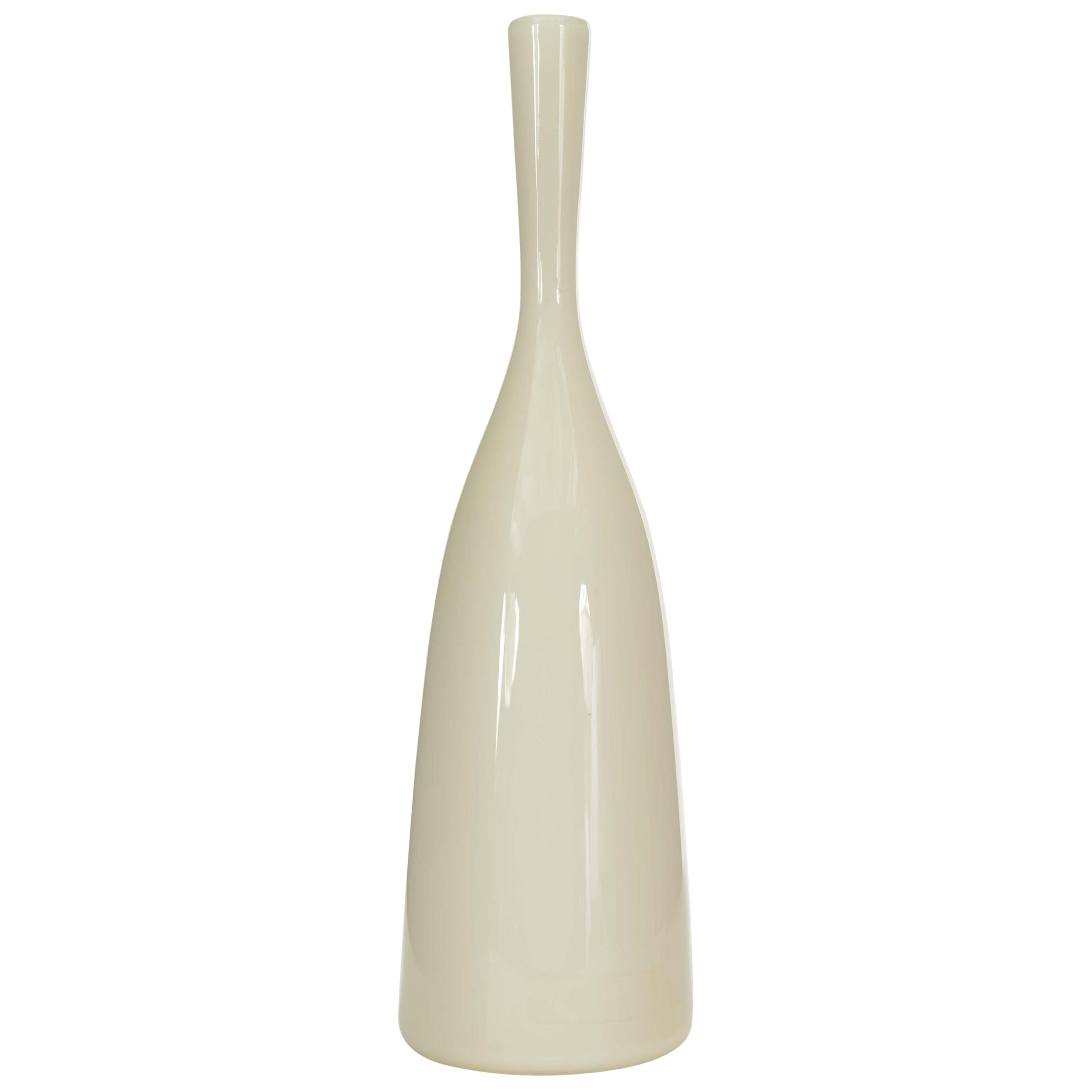 Vase à bourgeons en verre blanc scandinave du milieu du siècle dernier