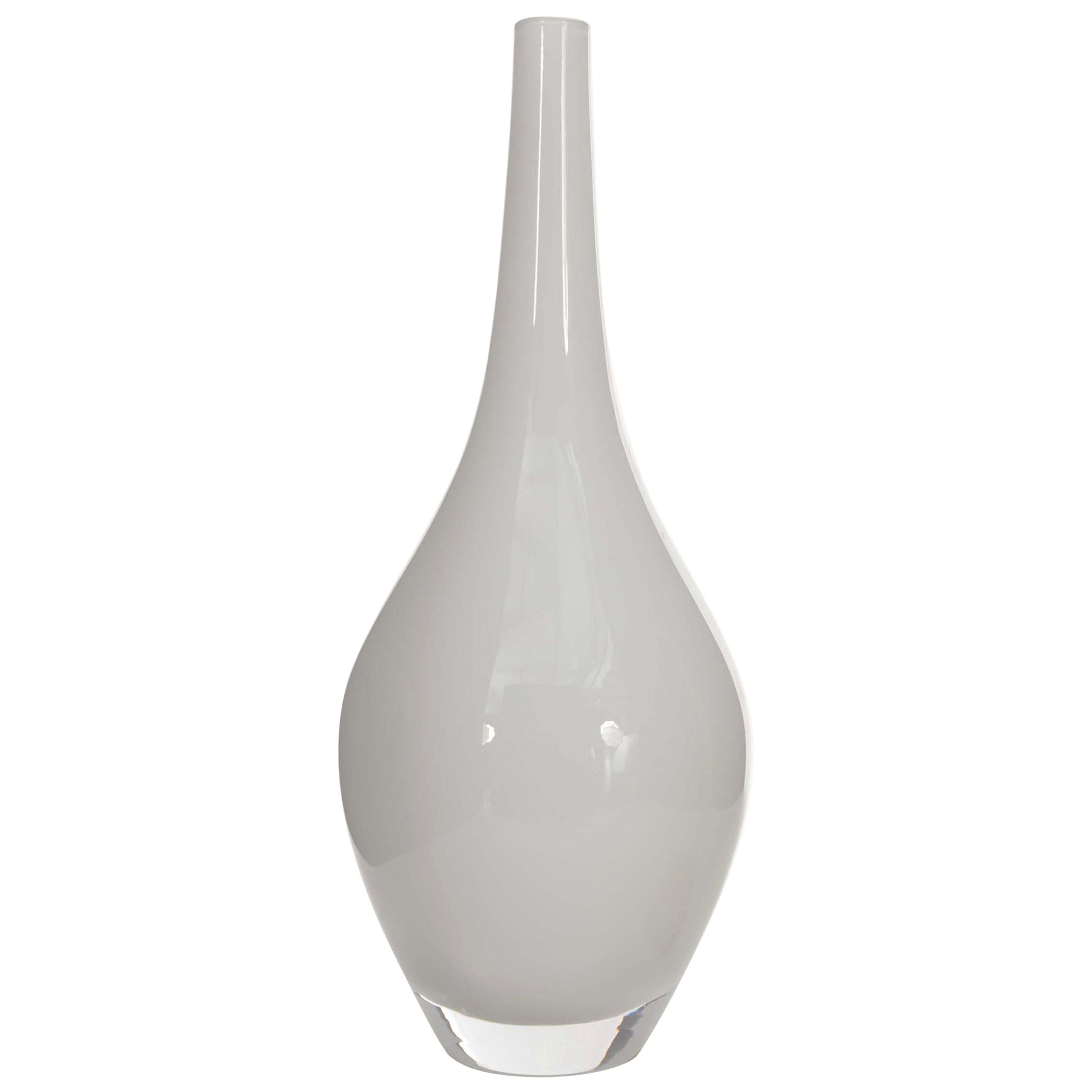 Vase à bourgeons en verre blanc scandinave du milieu du siècle dernier en vente