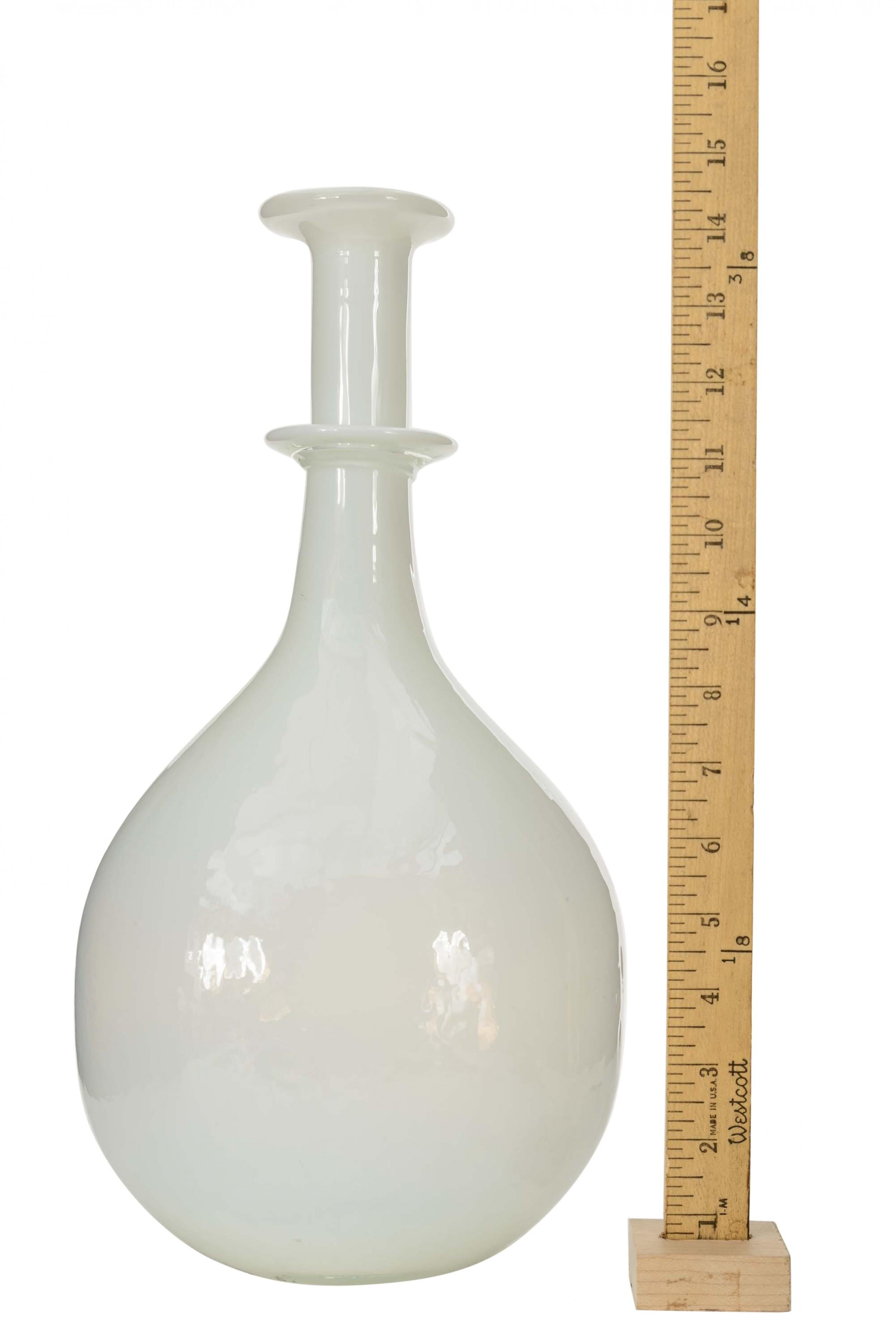 Vaso scandinavo di metà secolo in vetro bianco a forma di bulbo con collo cilindrico, ampio bordo svasato e anello in rilievo intorno al collo.