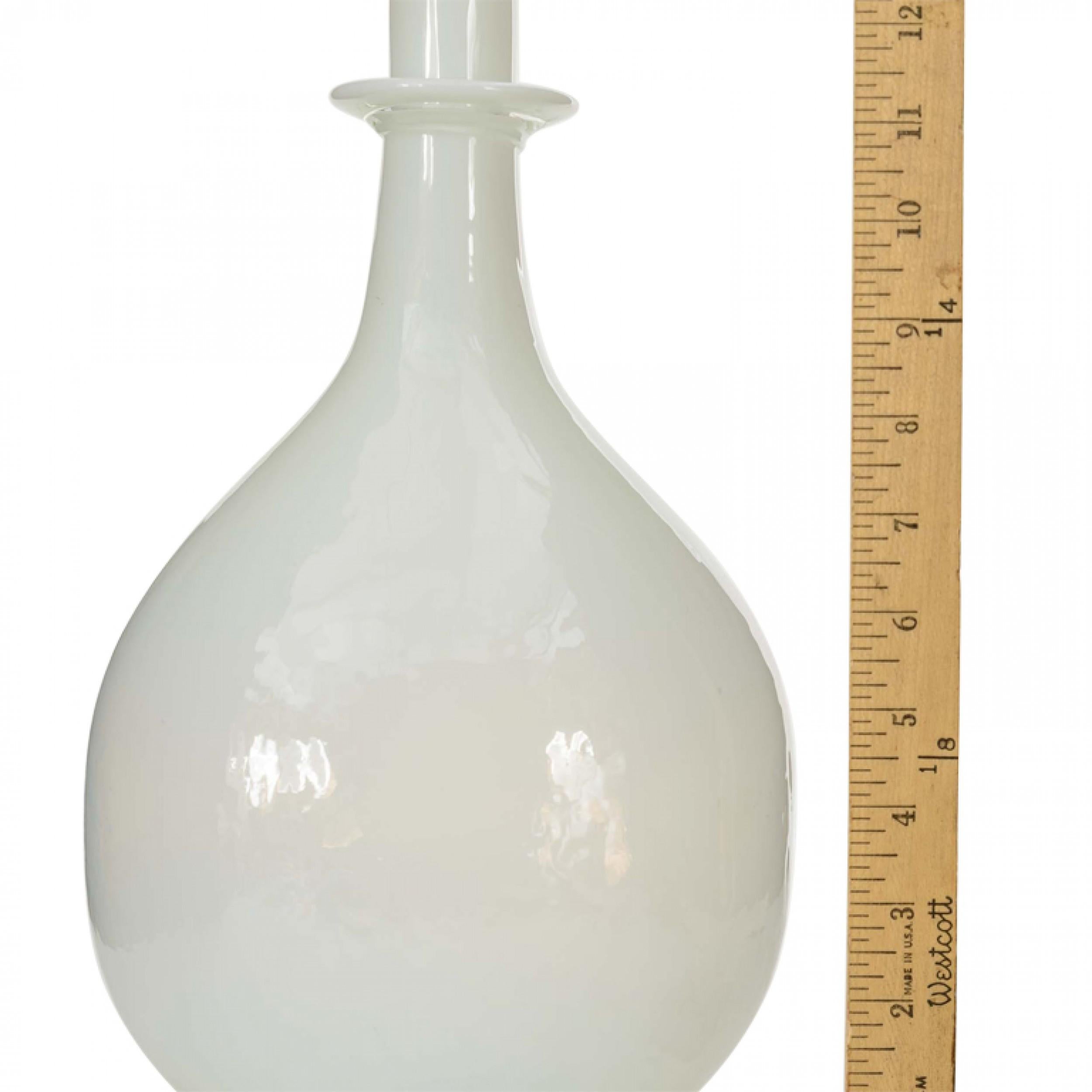 Fatto a mano Vaso di vetro bianco scandinavo di metà secolo in vendita