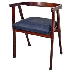 Skandinavischer Stuhl aus Holz und dunkelgrauem Stoff aus der Mitte des Jahrhunderts mit Armlehnen, 1960er Jahre