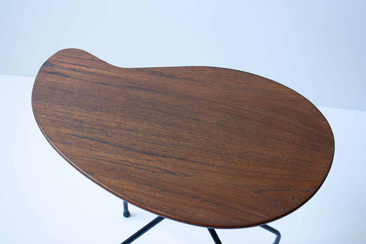 Scandinavian Midcentury Bean Shaped Side Table in Teak & Steel For Sale 1