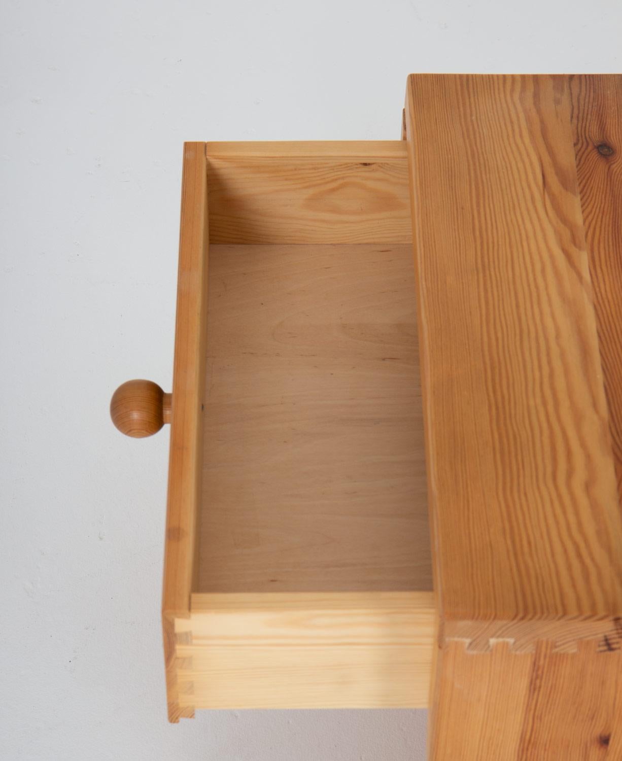 Scandinavian Midcentury Bedside Tables in Pine In Good Condition In Karlstad, SE