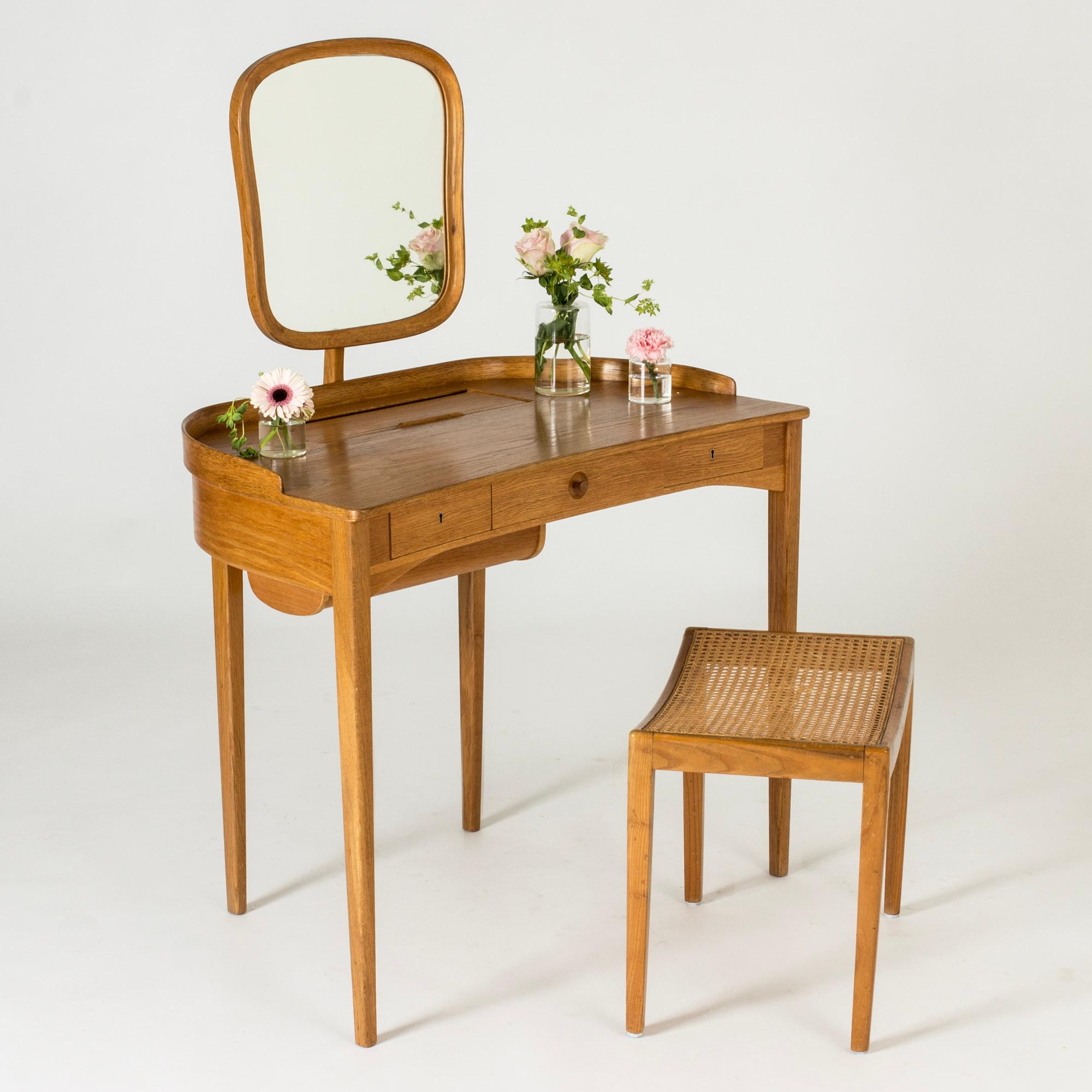 Beautiful “Birgitta” dressing table by Carl Malmsten, made from oak. Neat, curved design. Submerged drawer in the table top, covered by a jalousie door.