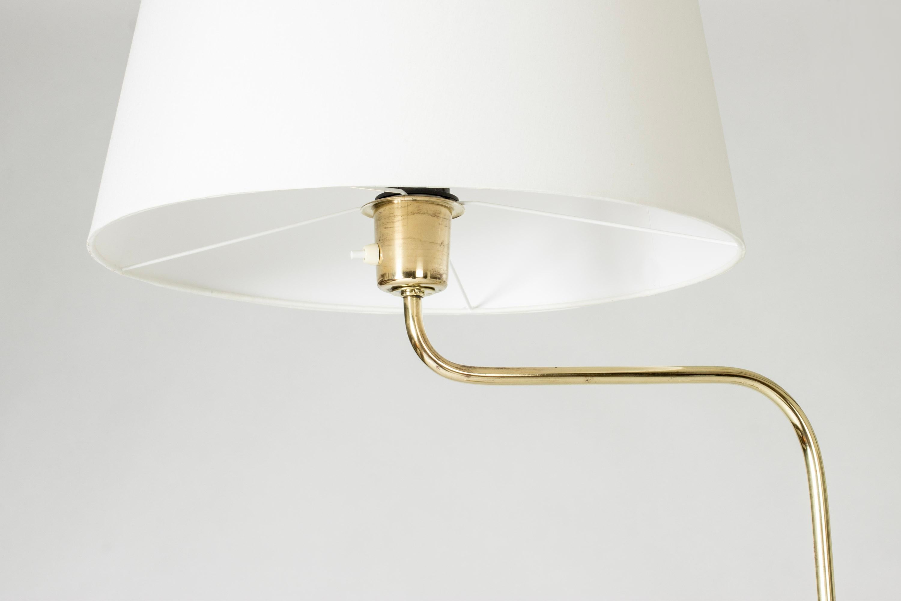 Lampadaire scandinave en laiton du milieu du siècle dernier de NK, Suède, années 1950 Bon état - En vente à Stockholm, SE