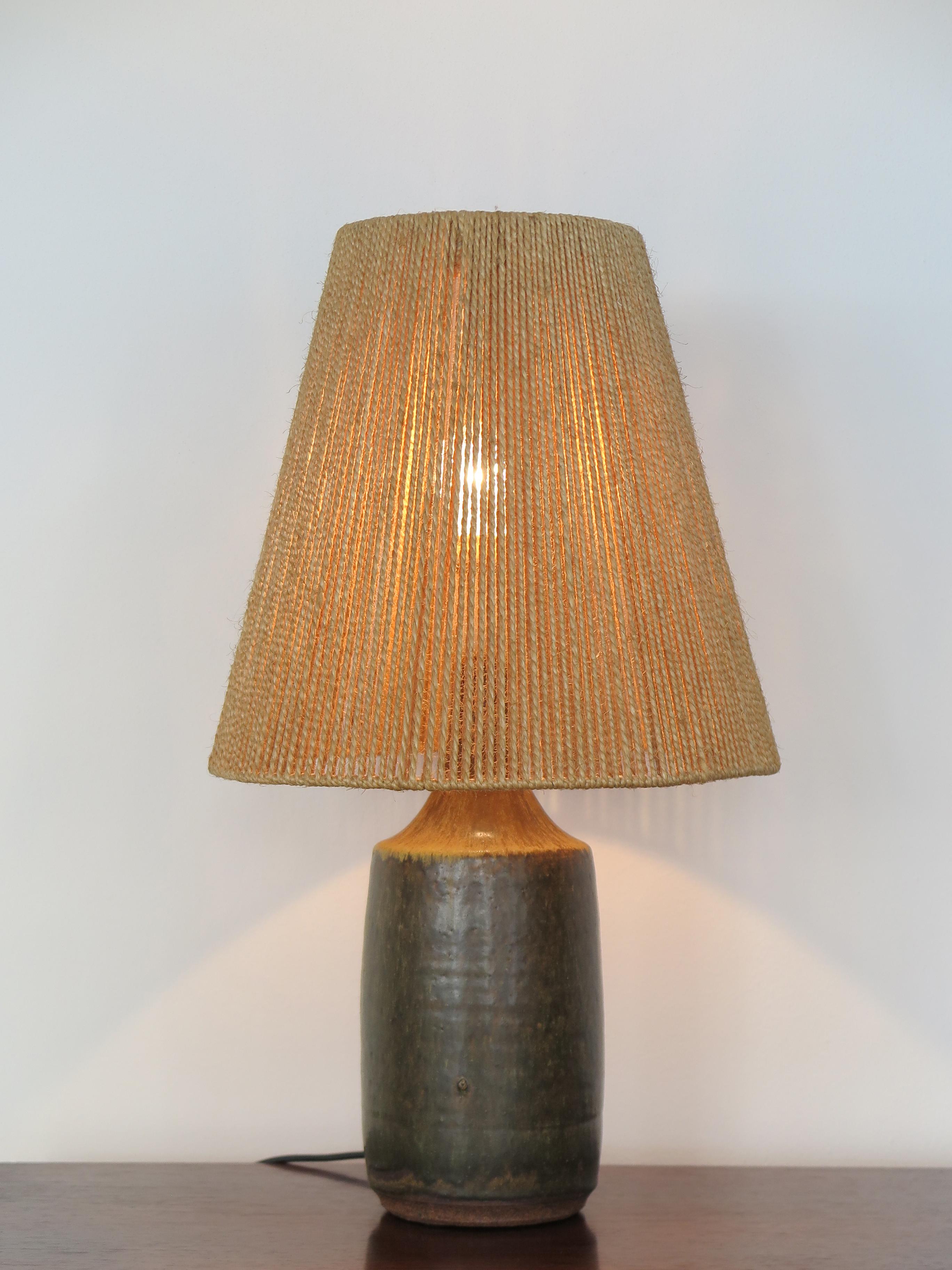 Scandinavian midcentury lampshade table lamp with ceramic base and jute rope lampshade, engraved mark under the base, Denmark 1950s

Please note that the lamp is original of the period and this shows normal signs of age and use.

