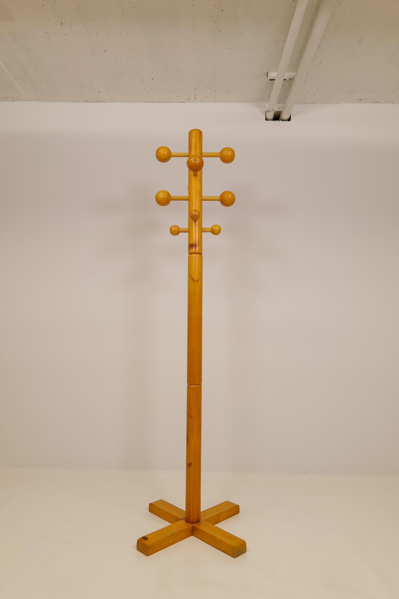 Scandinavian midcentury coat rack in pine produced in Sweden in the 1970.

Vintage condition with some wear and marks. 

Dimensions: Height 170 cm Base 50 cm.
     