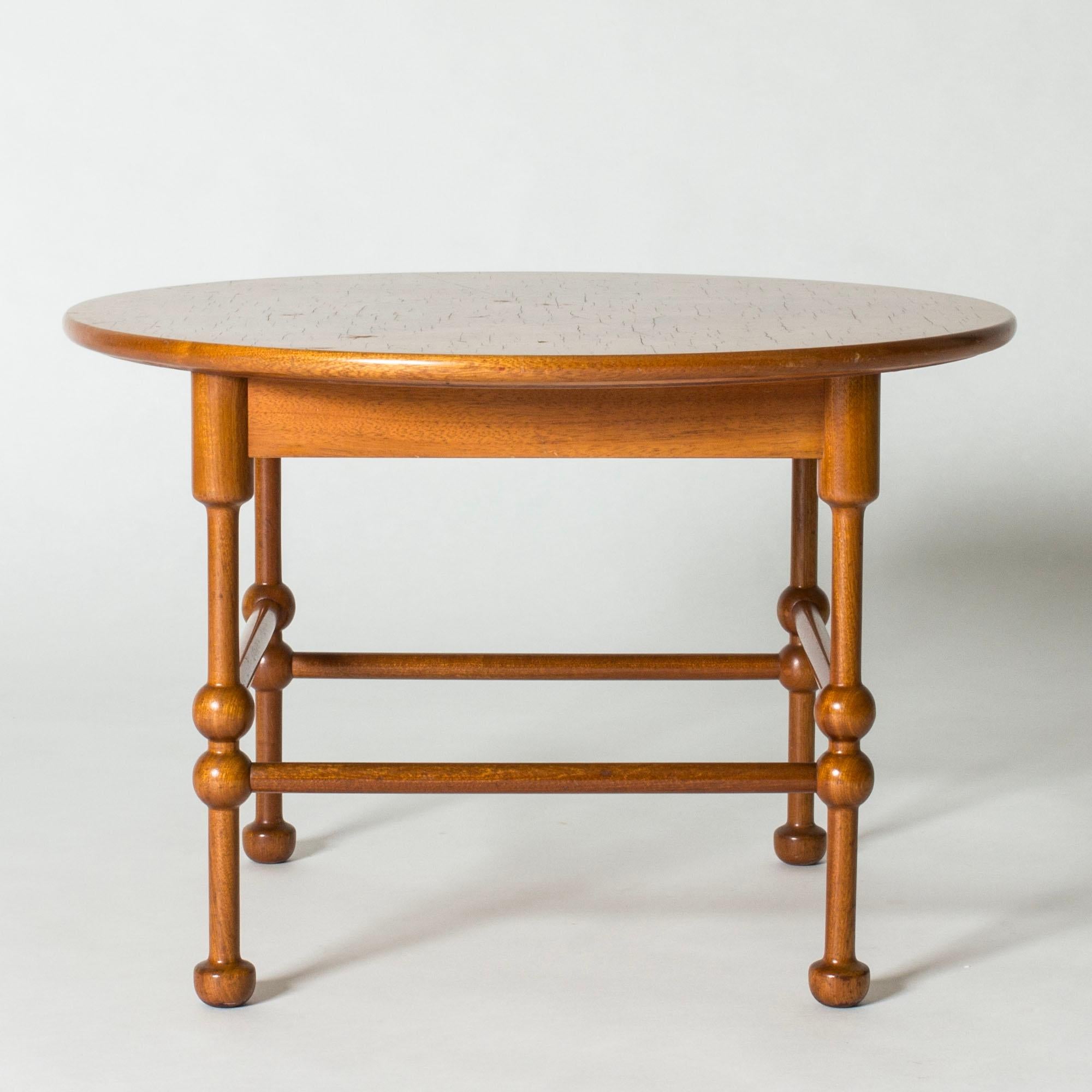 Magnifique table d'appoint ou petite table basse de Josef Franks, avec un plateau rond en racine de bouleau. Jambes sculptées avec des boules de bois.