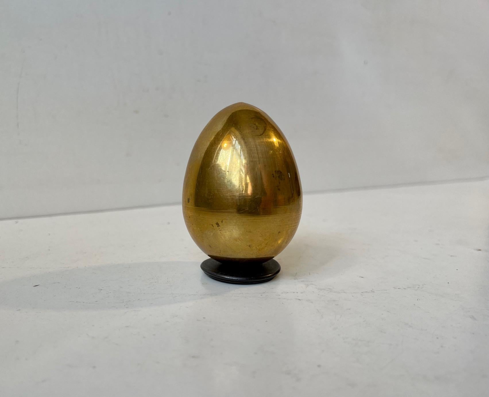 Decorative egg in brass (hollow construction). Possibly made by Cawa in Denmark during the 1960s or 70s in a style reminiscent of Piet Hein and Skjøde Skern. No markings. Small display stand included. Measurements: 7.5 x 5 cm.