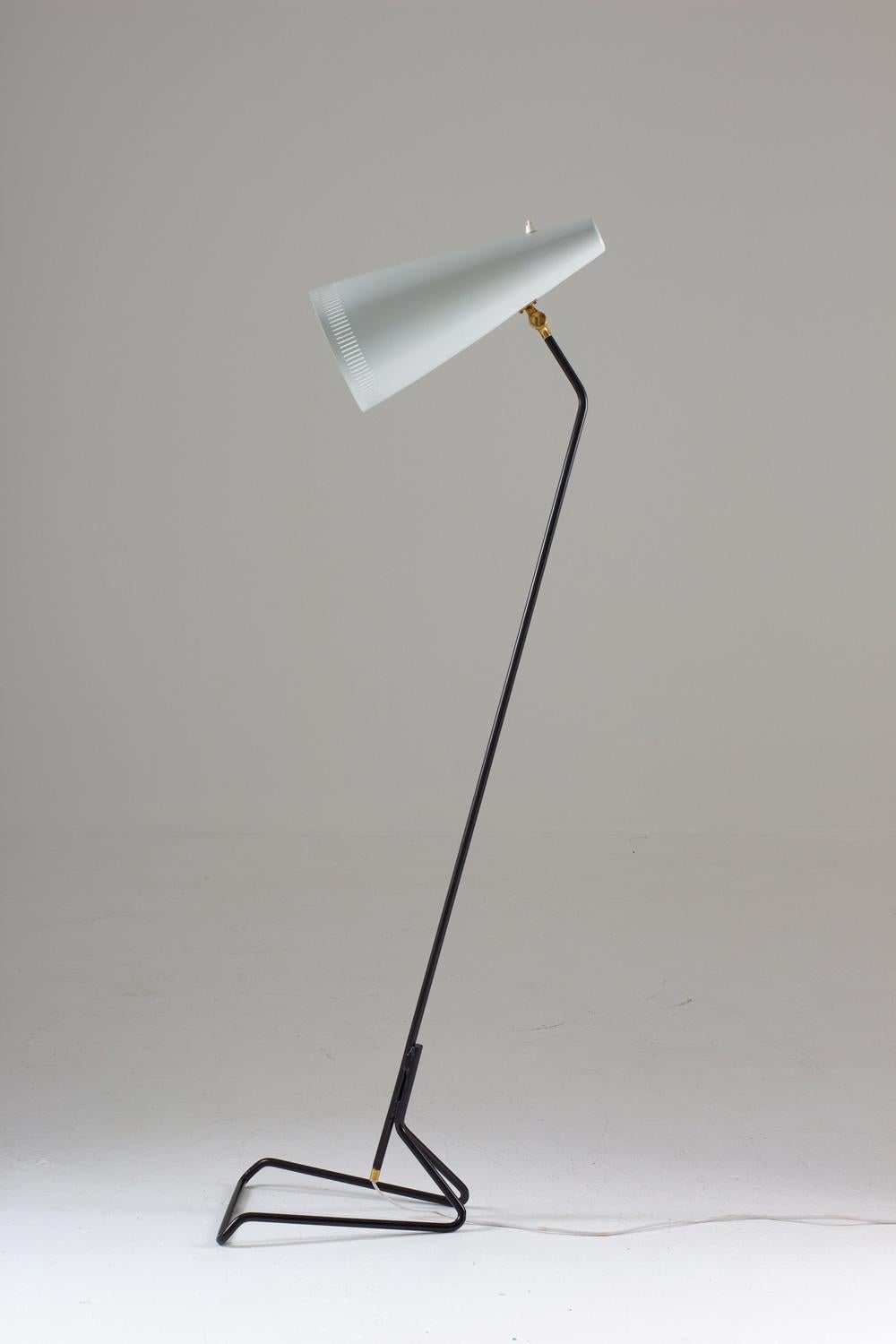 Très rare lampadaire produit en Suède, dans les années 1950.
Cette lampe au design spectaculaire se compose d'un pied en métal, supportant un grand abat-jour en métal perforé (mesure 41cm / 16