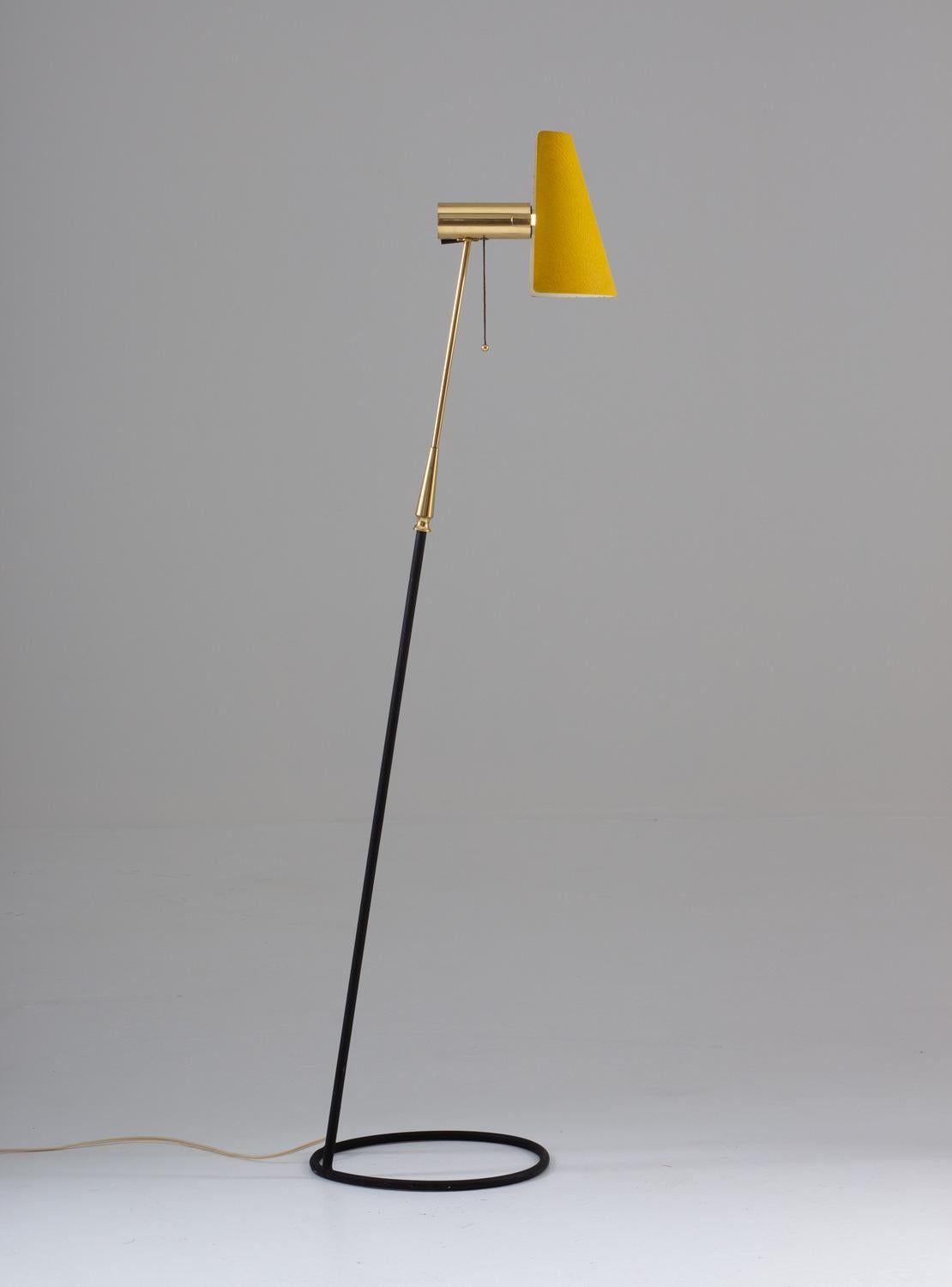Lovely floor lamp in brass and metal, model 7071 by Swedish manufacturer Falkenbergs, circa 1950.
The lampshade is adjustable, making it a perfect reading lamp beside the sofa.
Condition: Very good original condition.