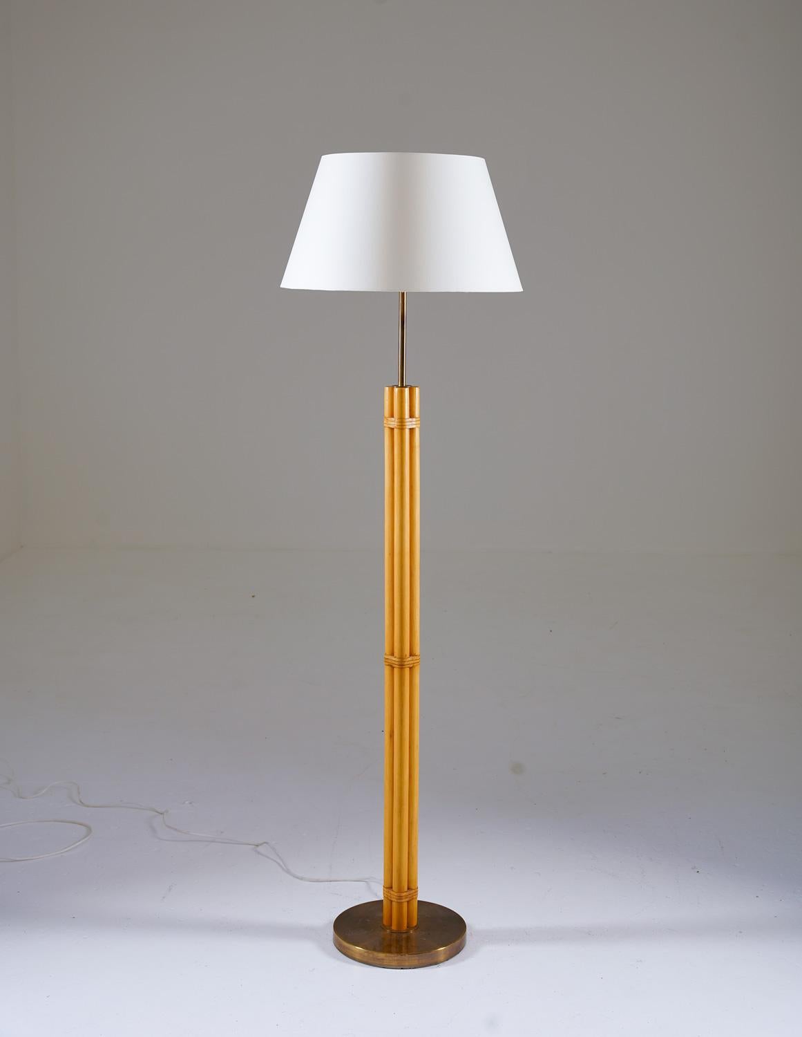 Scandinavian midcentury floor lamp in brass and bamboo by Bergboms, Sweden, 1960s.
This lamp is made of bamboo with details in brass and leather. The lamp comes with a new high-quality shade in off-white satin fabric.

Condition: Excellent