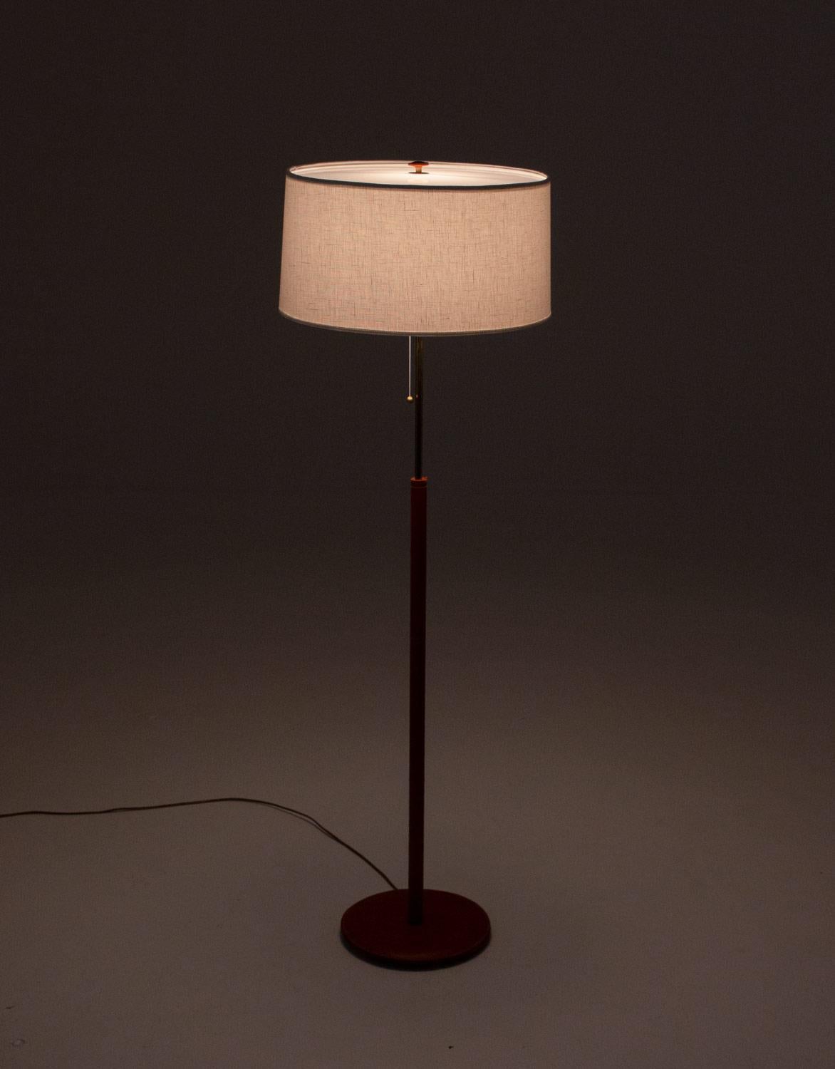 Svedese Lampada da terra scandinava del Medioevo in ottone e pelle di Bergboms, Svezia in vendita