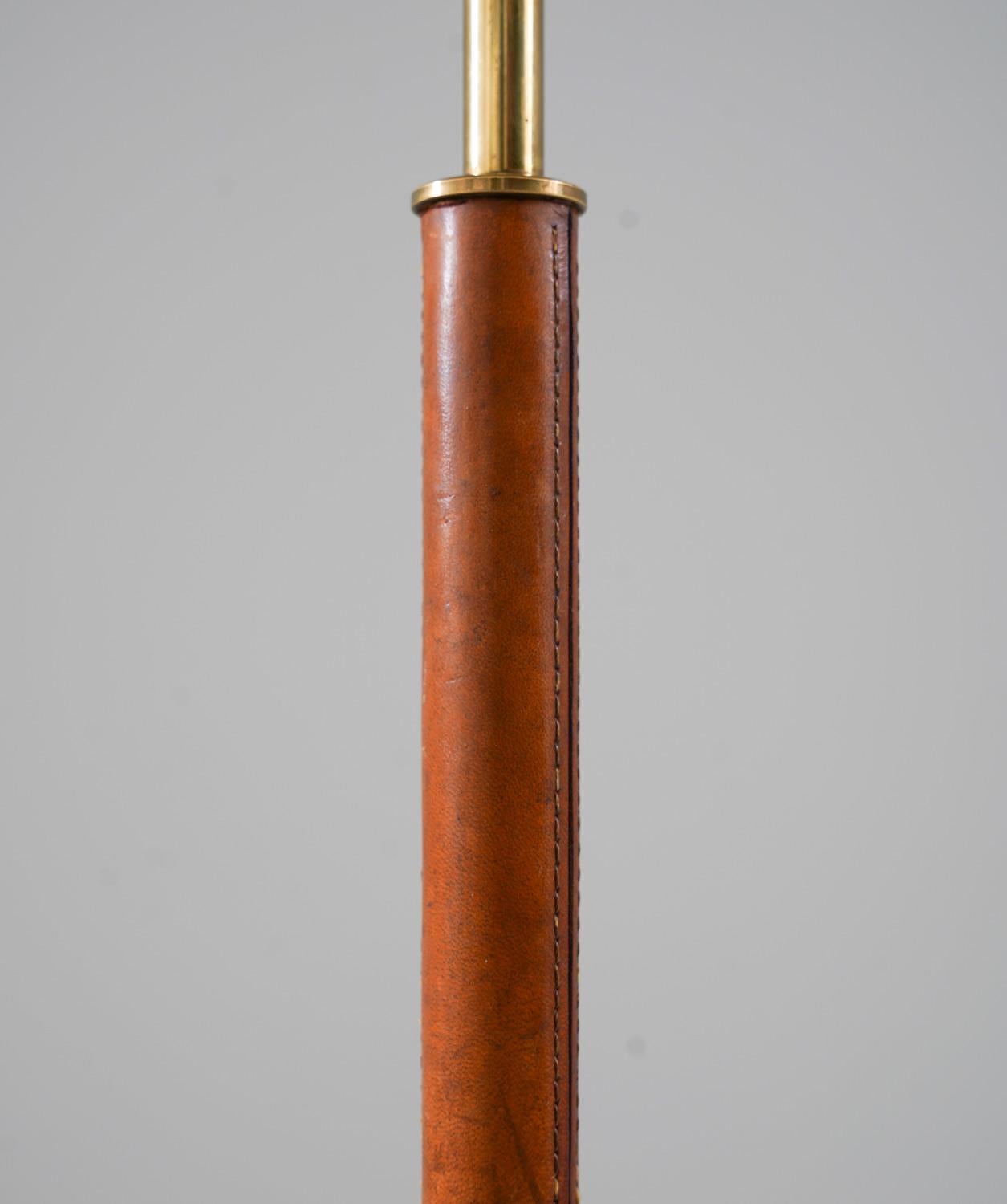 Skandinavische Stehlampe aus der Mitte des Jahrhunderts aus Messing und Leder (20. Jahrhundert) im Angebot