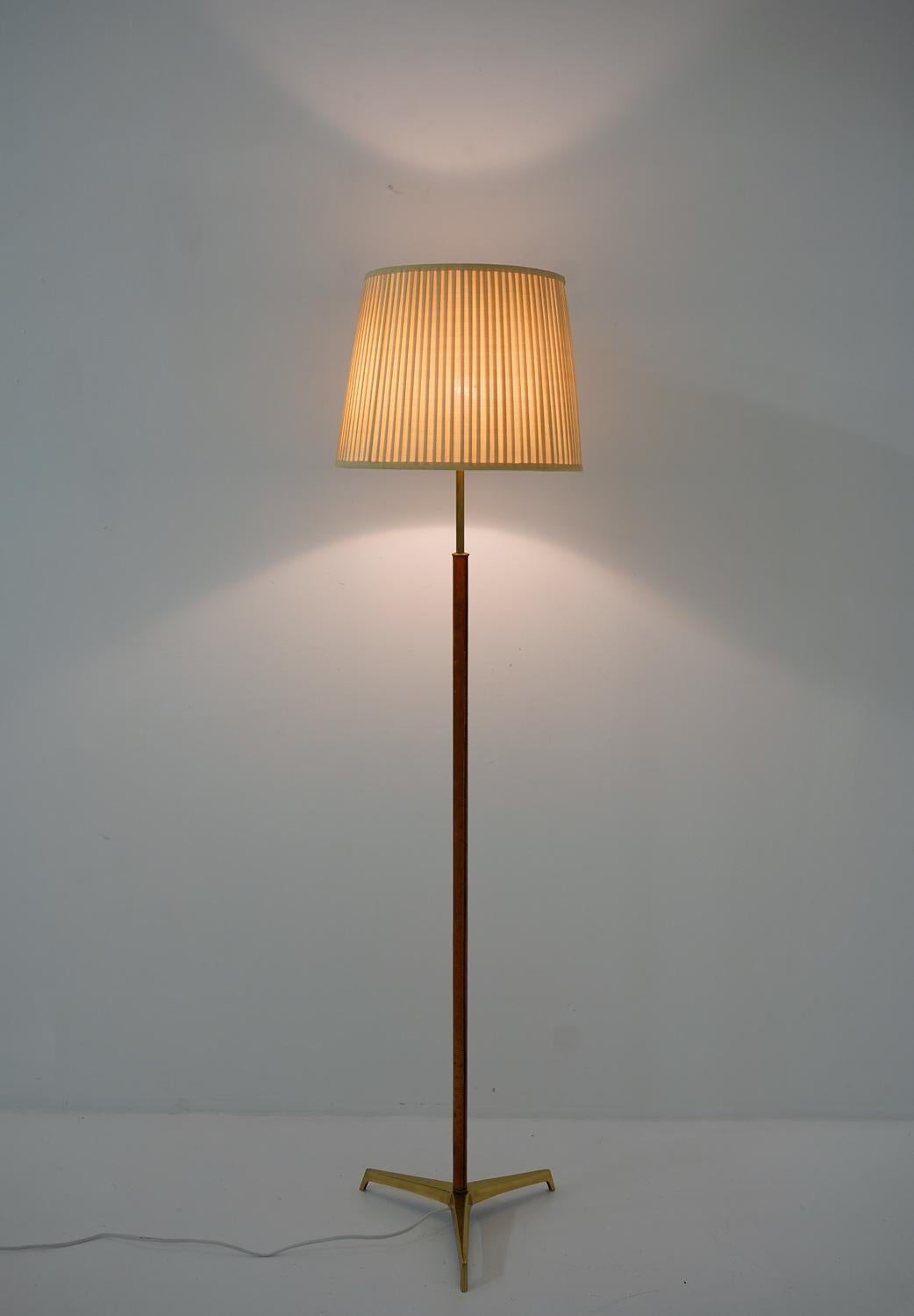 Scandinavian Midcentury Floor Lamp in Brass and Leather For Sale 3
