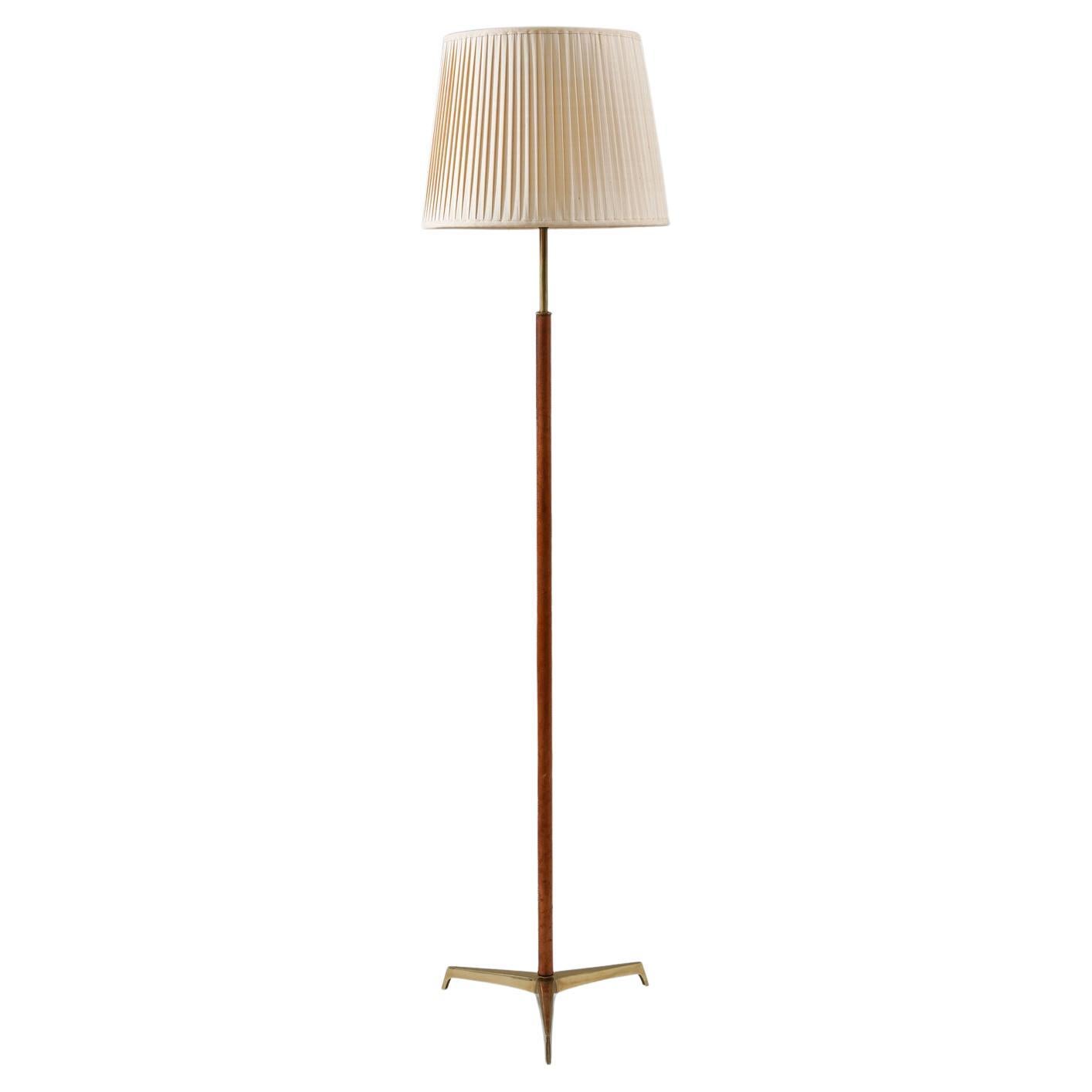 Lampadaire scandinave du milieu du siècle en laiton et cuir en vente