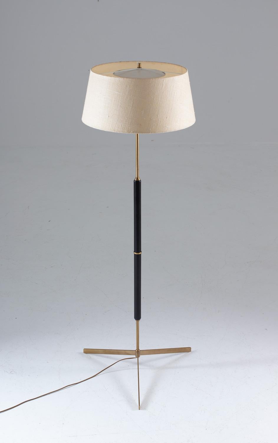 Scandinavian midcentury tripod floor lamp in brass and wood, model G-31 by Bergboms, Sweden, 1950s.
This lamp is made of solid brass, with details of black painted wood. The lamp comes with its original shade.

Condition: Very good/excellent