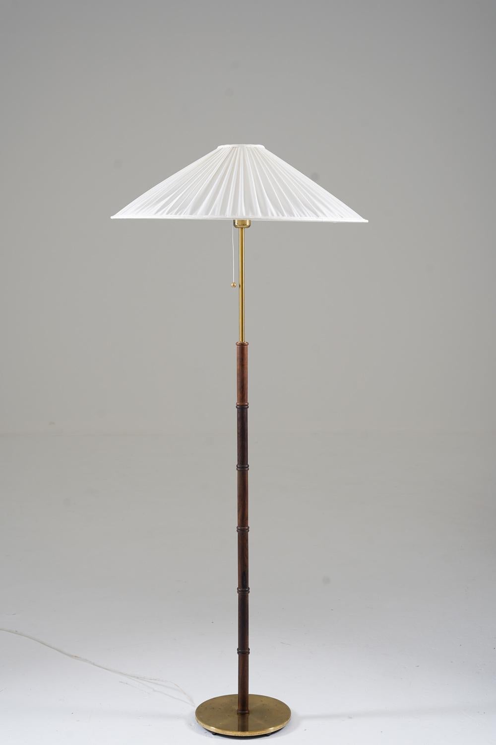 Joli lampadaire en laiton et bois de rose par Falkenbergs, Suède, années 1960.
Le design est simple et laisse l'attention se concentrer sur les détails parfaitement harmonisés de cette lampe.

Condit : Bon état d'origine avec patine sur les parties
