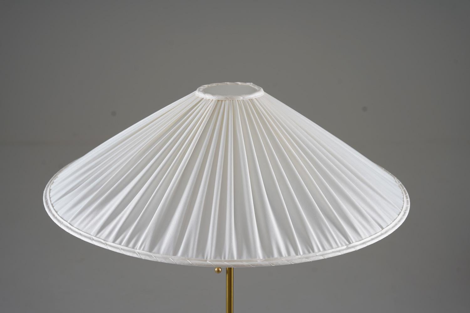 Suédois Lampadaire scandinave du milieu du siècle dernier en laiton et bois de Falkenbergs, Suède en vente