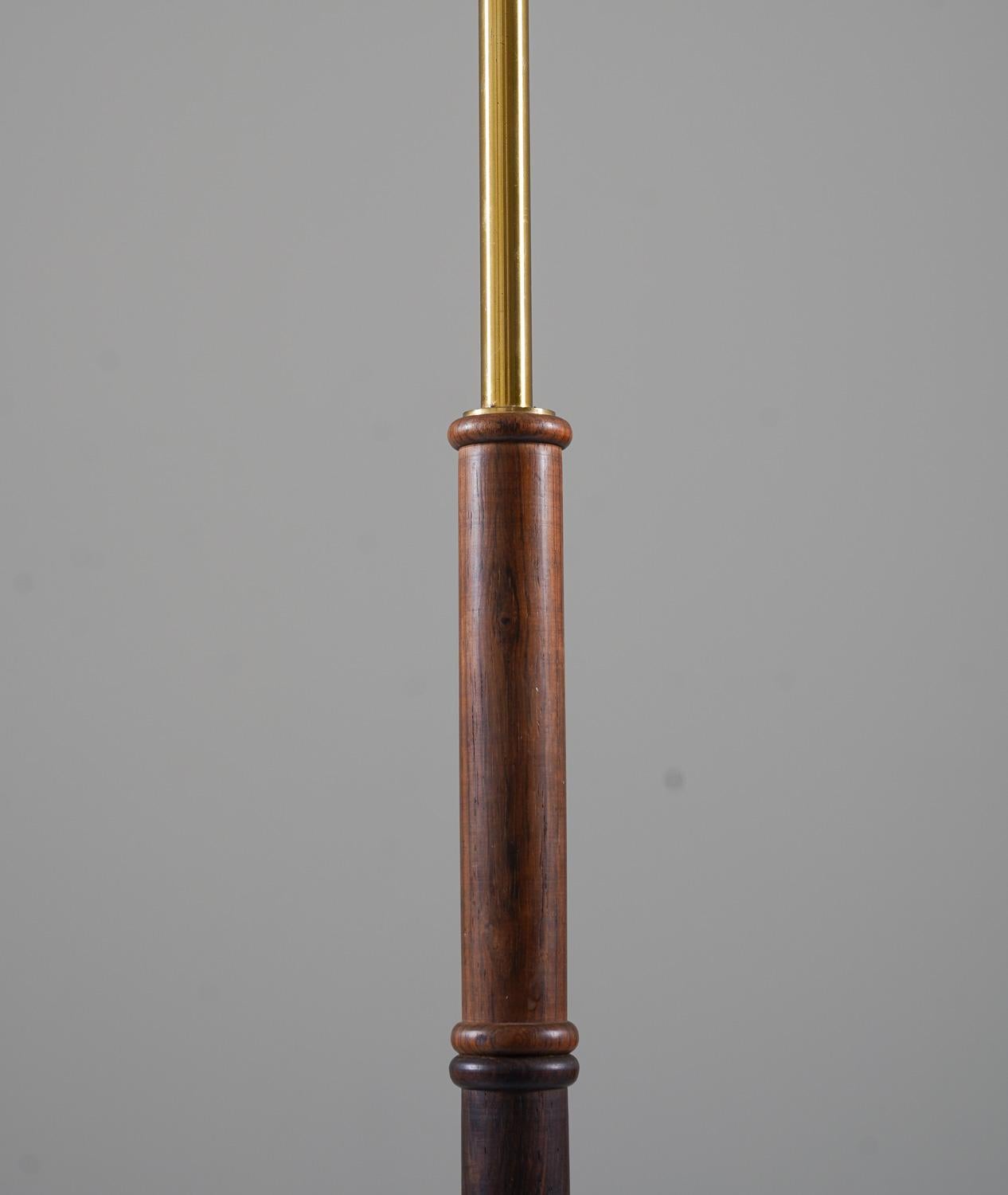 Skandinavische Stehlampe aus Messing und Holz aus der Mitte des Jahrhunderts von Falkenbergs, Schweden (20. Jahrhundert) im Angebot