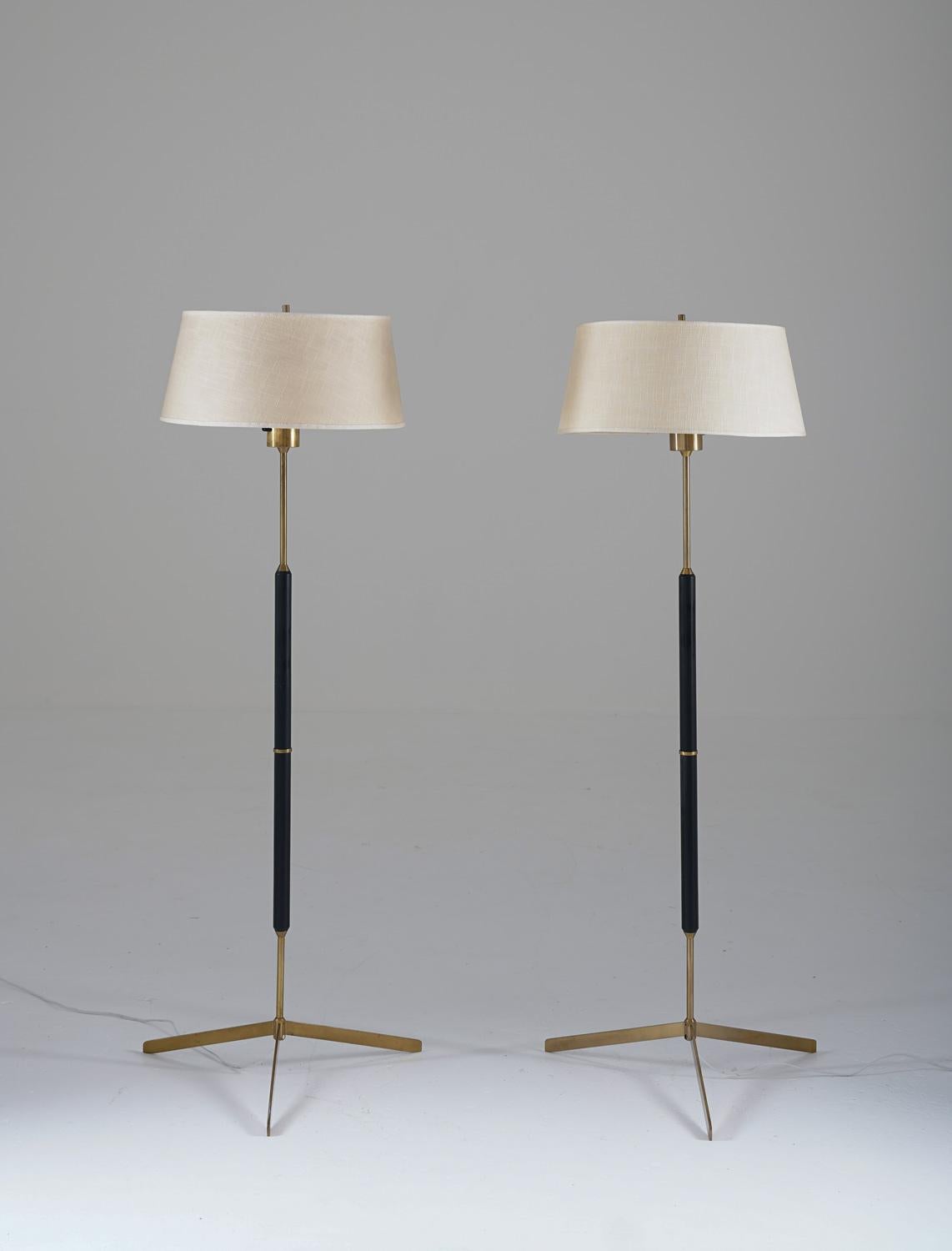 Scandinavian midcentury tripod floor lamps in brass and wood, model G-31 by Bergboms, Sweden, 1950s.
These lamps are made of solid brass, with details of black painted wood. The lamps come with their original shades and diffusers.

Condition: