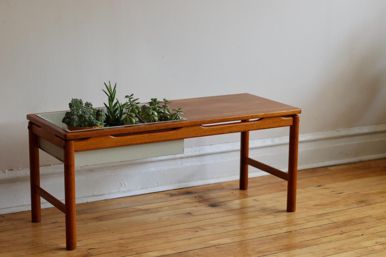 Midcentury Danish modern coffee table and planter.
Made in Sweden by HMB Möbler.
Just imported from Denmark!
Refinished top with gorgeous teak wood grains.
Removable steel tray.
Some vintage wear on the legs.
39 1/4” long x 15 3/4” depth x 16