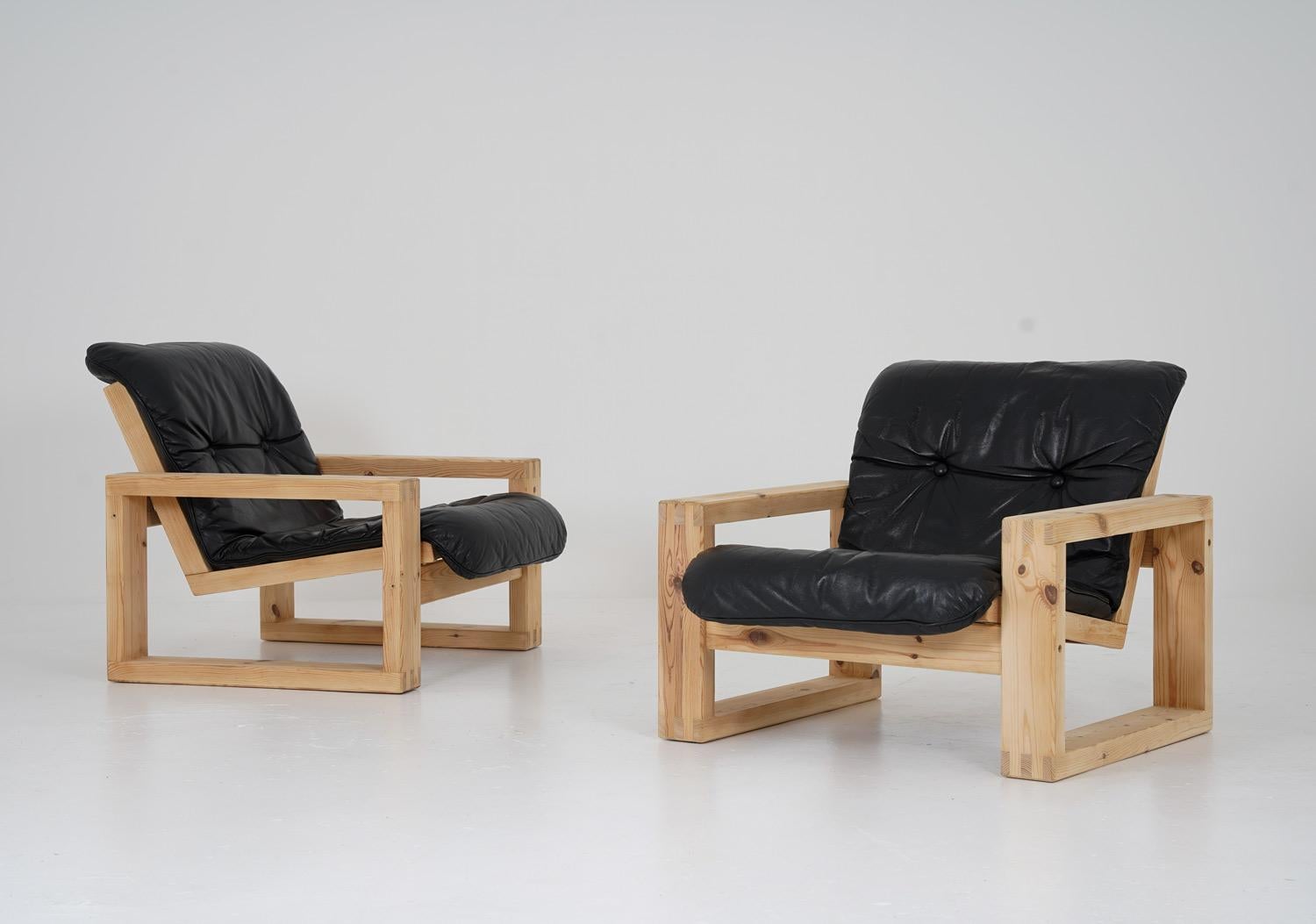 Ein Paar seltene Loungesessel von Yngve Ekström für Swedese, um 1970.
Dieses Modell ist ein großartiges Beispiel für die Ära der robusten Kiefernmöbel, die Ende der 1960er Jahre in Schweden populär wurden. Die Stühle sind aus dickem, massivem