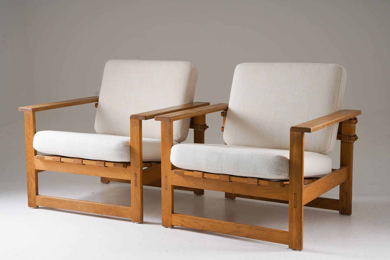 Sehr seltene schwedische Loungesessel aus Eiche mit Leinenkissen und Lederakzenten, entworfen von Nils Roth in den 1960er Jahren. Diese Stühle verkörpern die klaren, funktionalen Linien des skandinavischen Designs, mit massiven Eichenrahmen, die