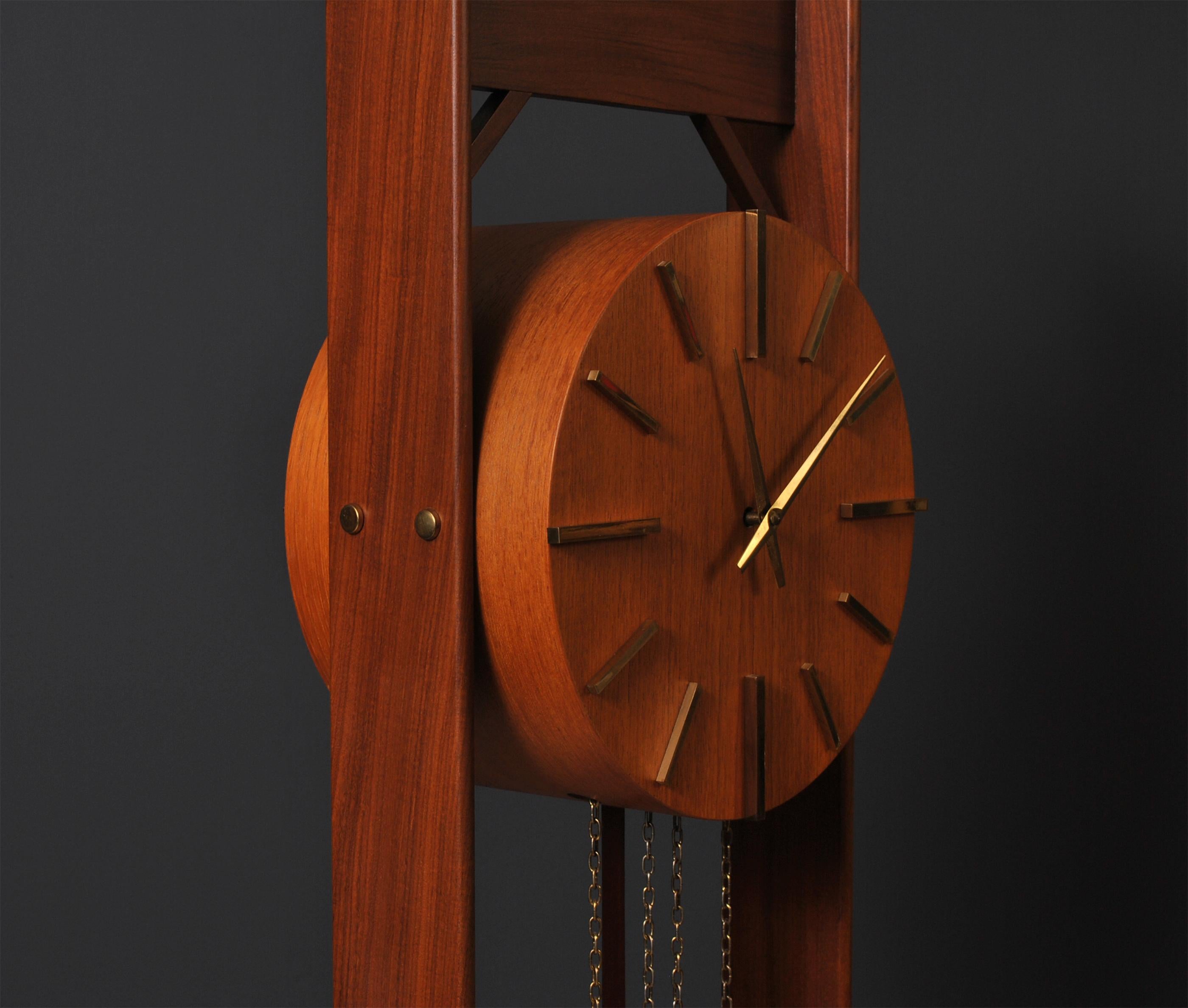 A unique Scandinavian Mid-Century Modern chiming clock. Stunning modernist design of the 1960’s. Standing at a height of 175cm. Fully working and serviced West German movement. Teak construction with brass.
Really terrific condition. Overseas
